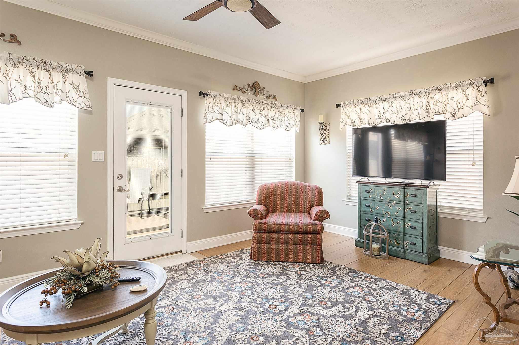 4069 Longwood Cir