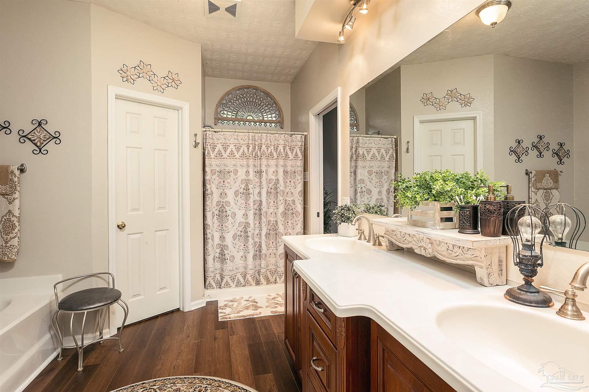 4069 Longwood Cir