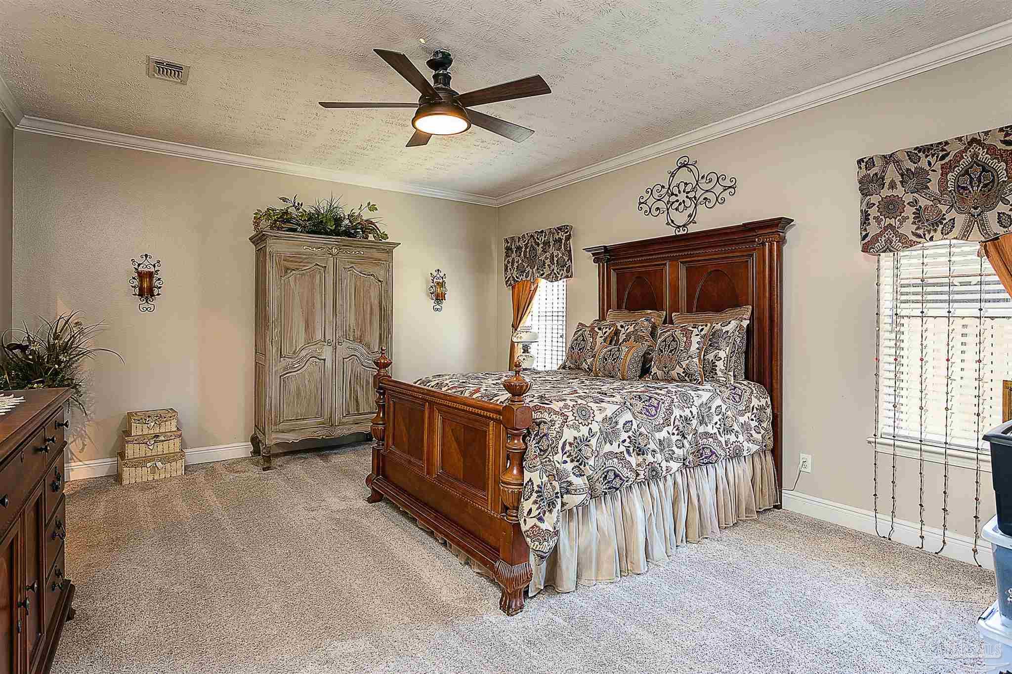 4069 Longwood Cir