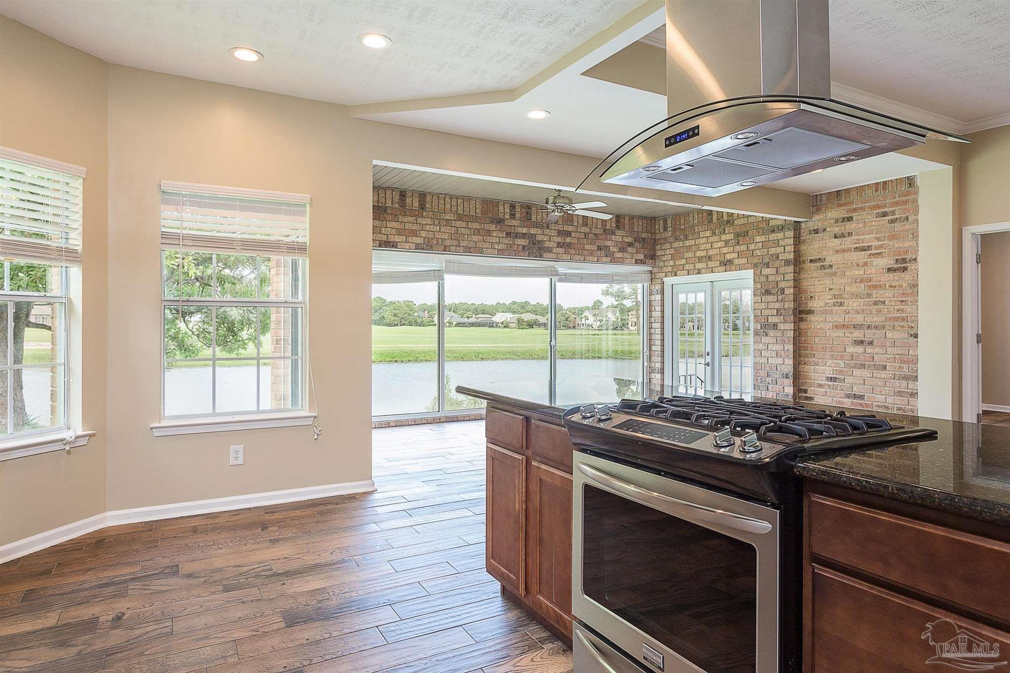 4040 Longwood Cir