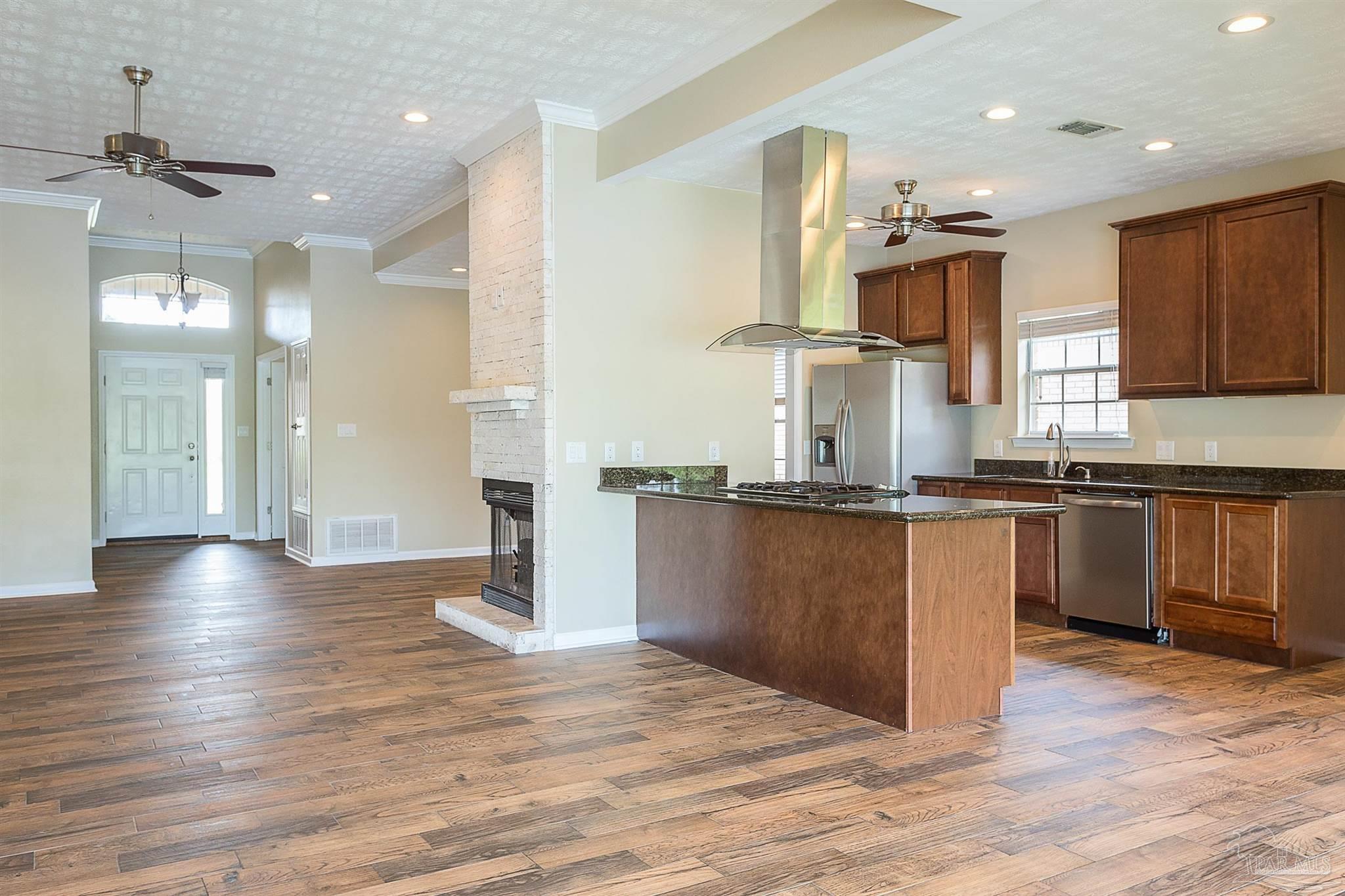 4040 Longwood Cir