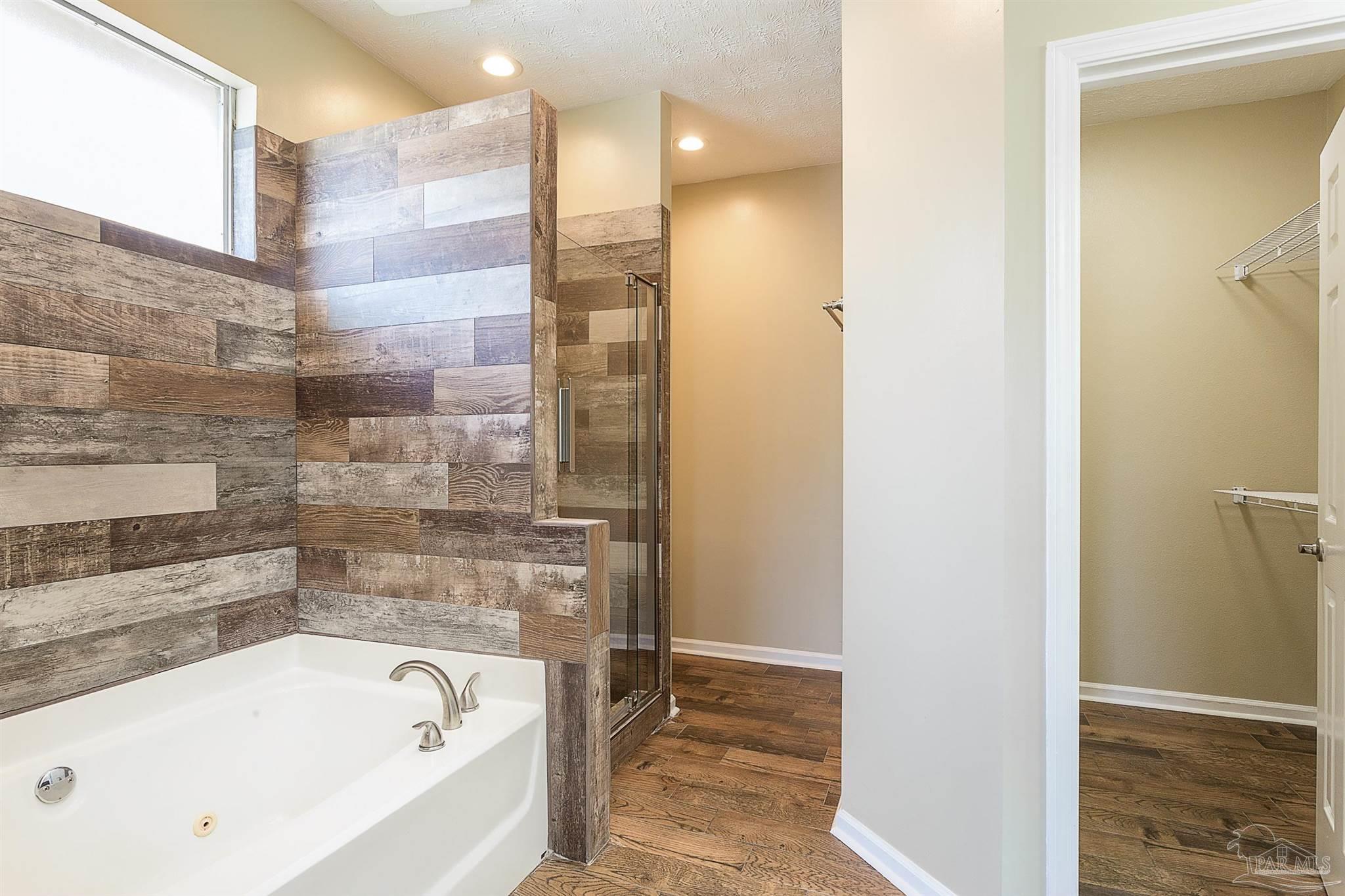 4040 Longwood Cir