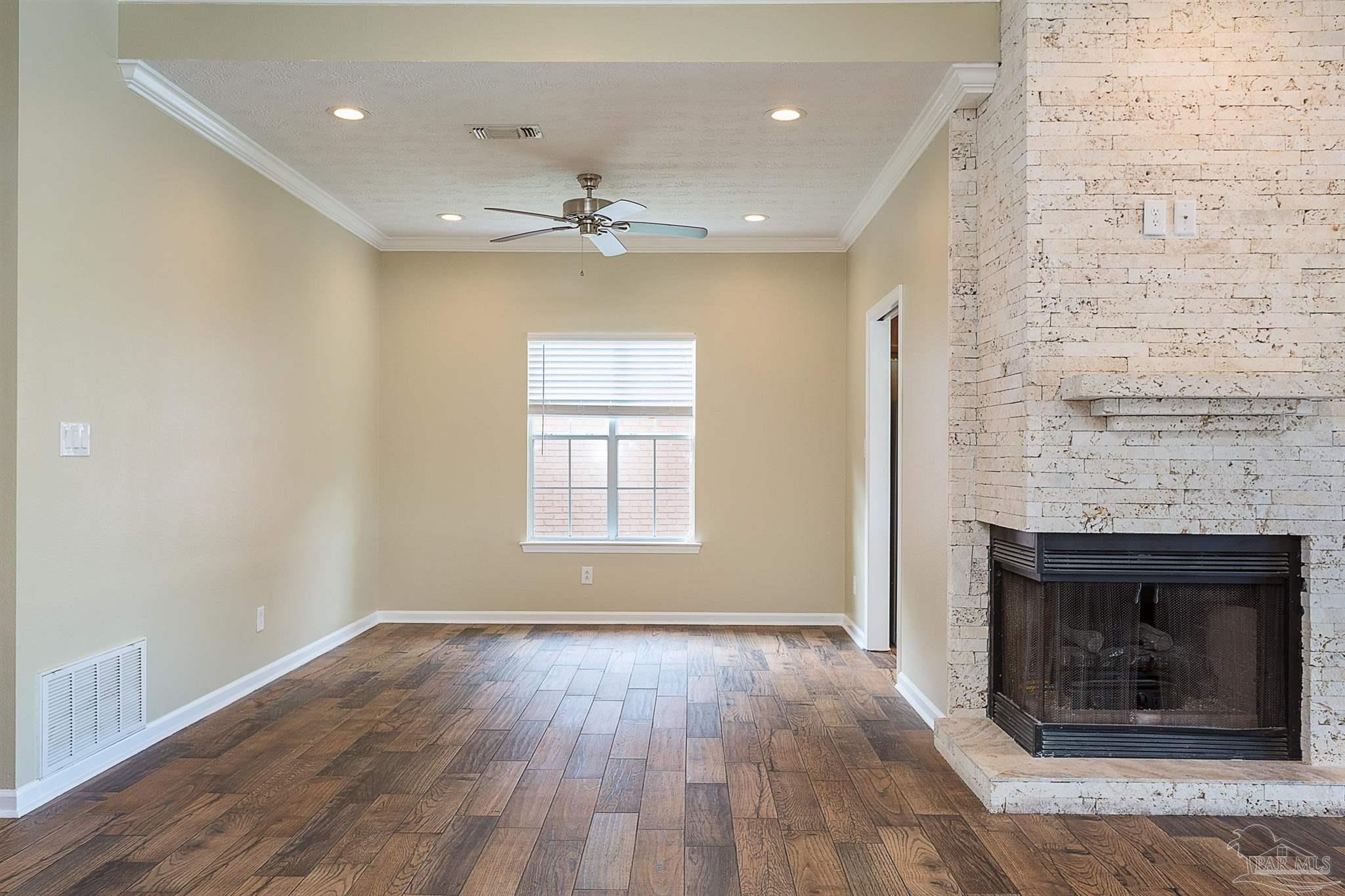 4040 Longwood Cir