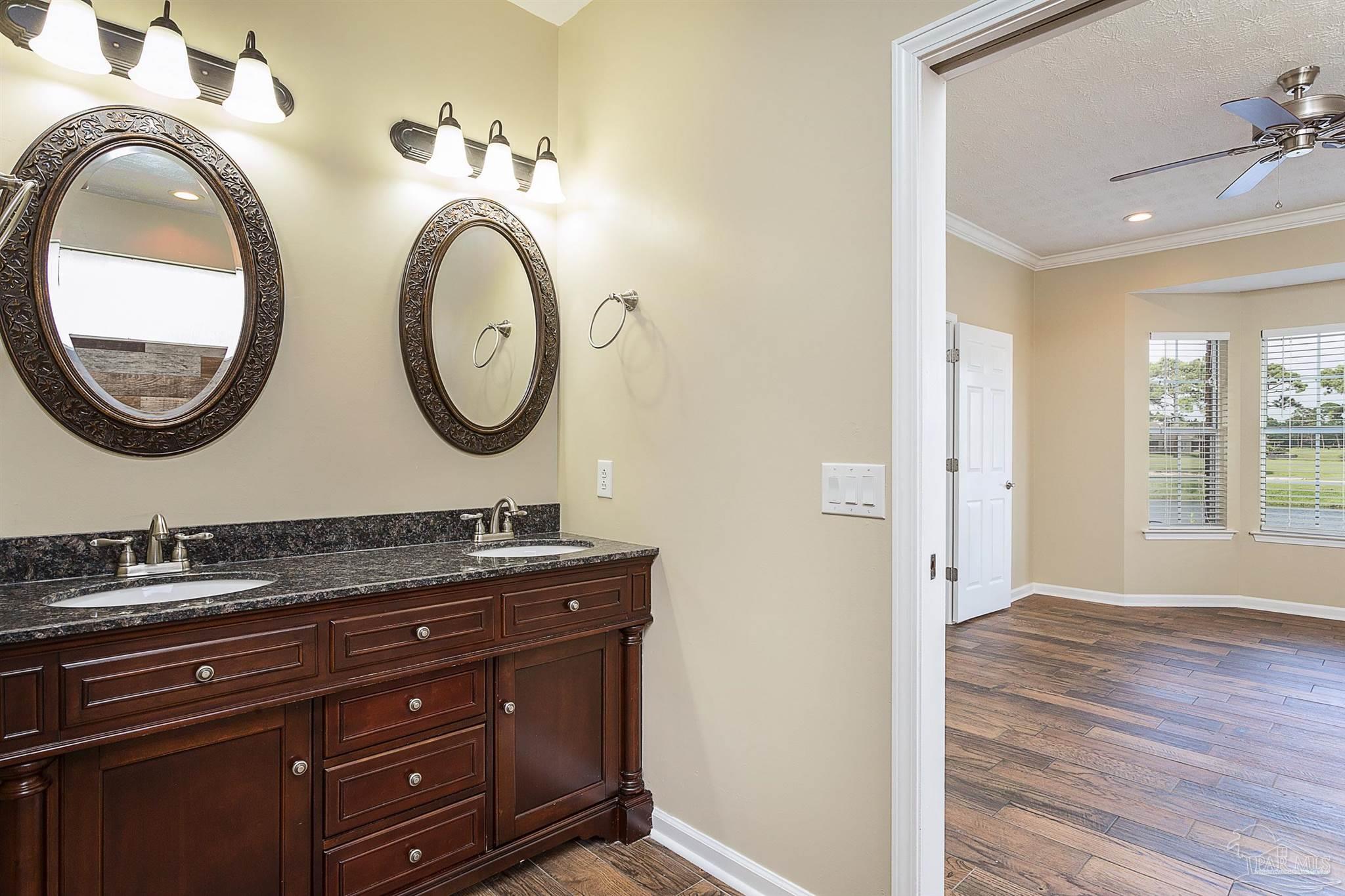 4040 Longwood Cir