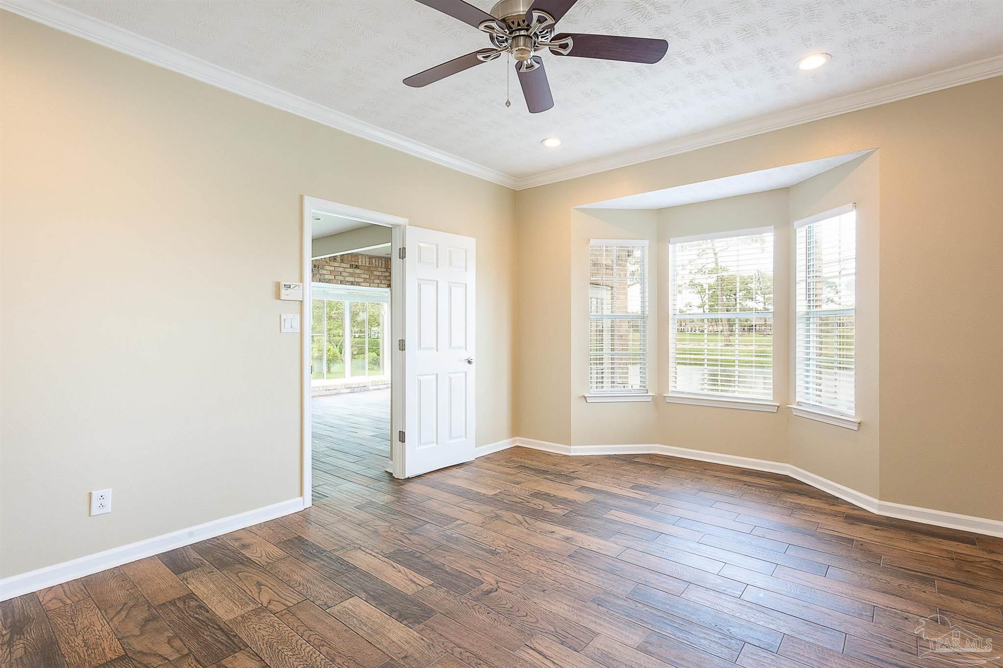 4040 Longwood Cir