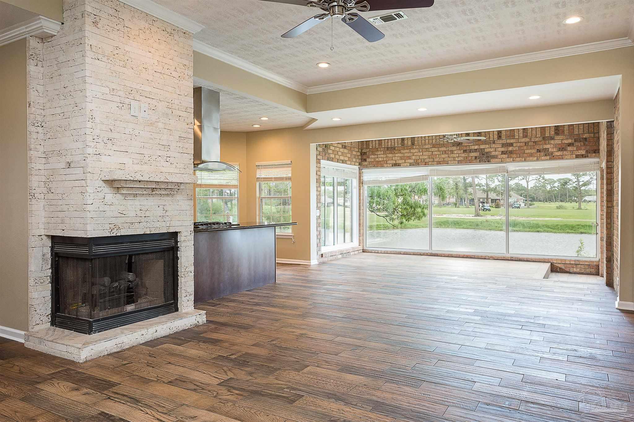 4040 Longwood Cir