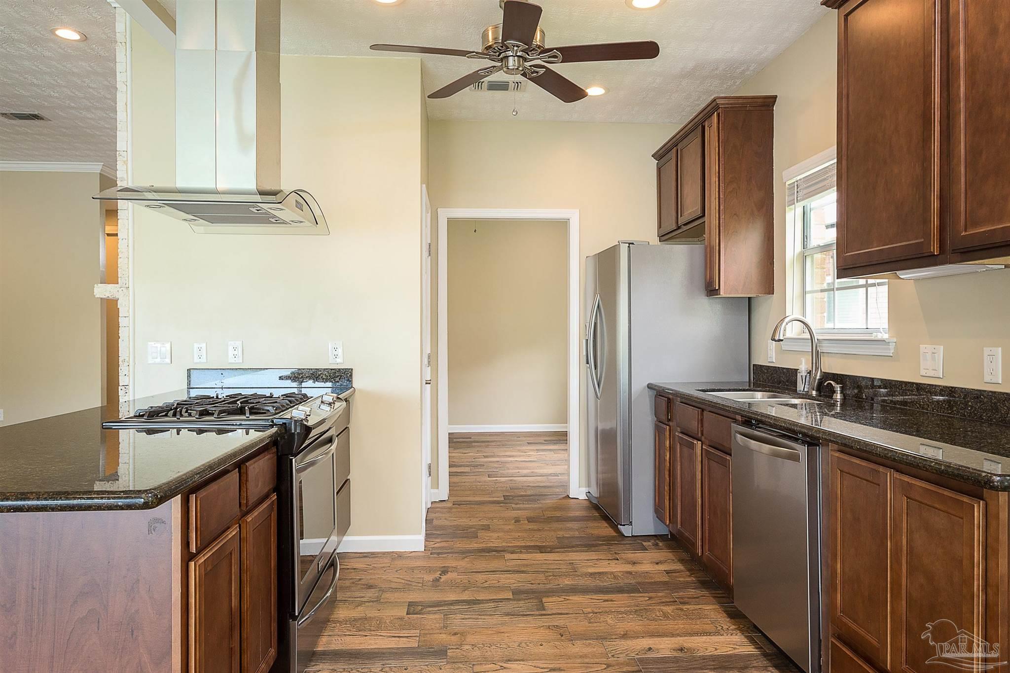 4040 Longwood Cir