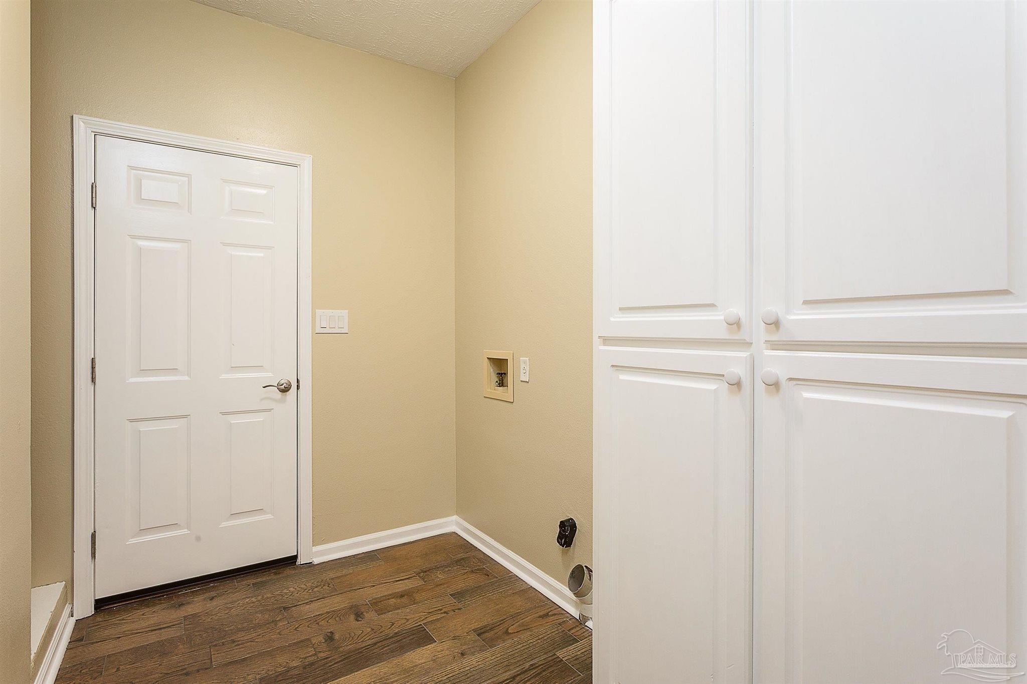 4040 Longwood Cir