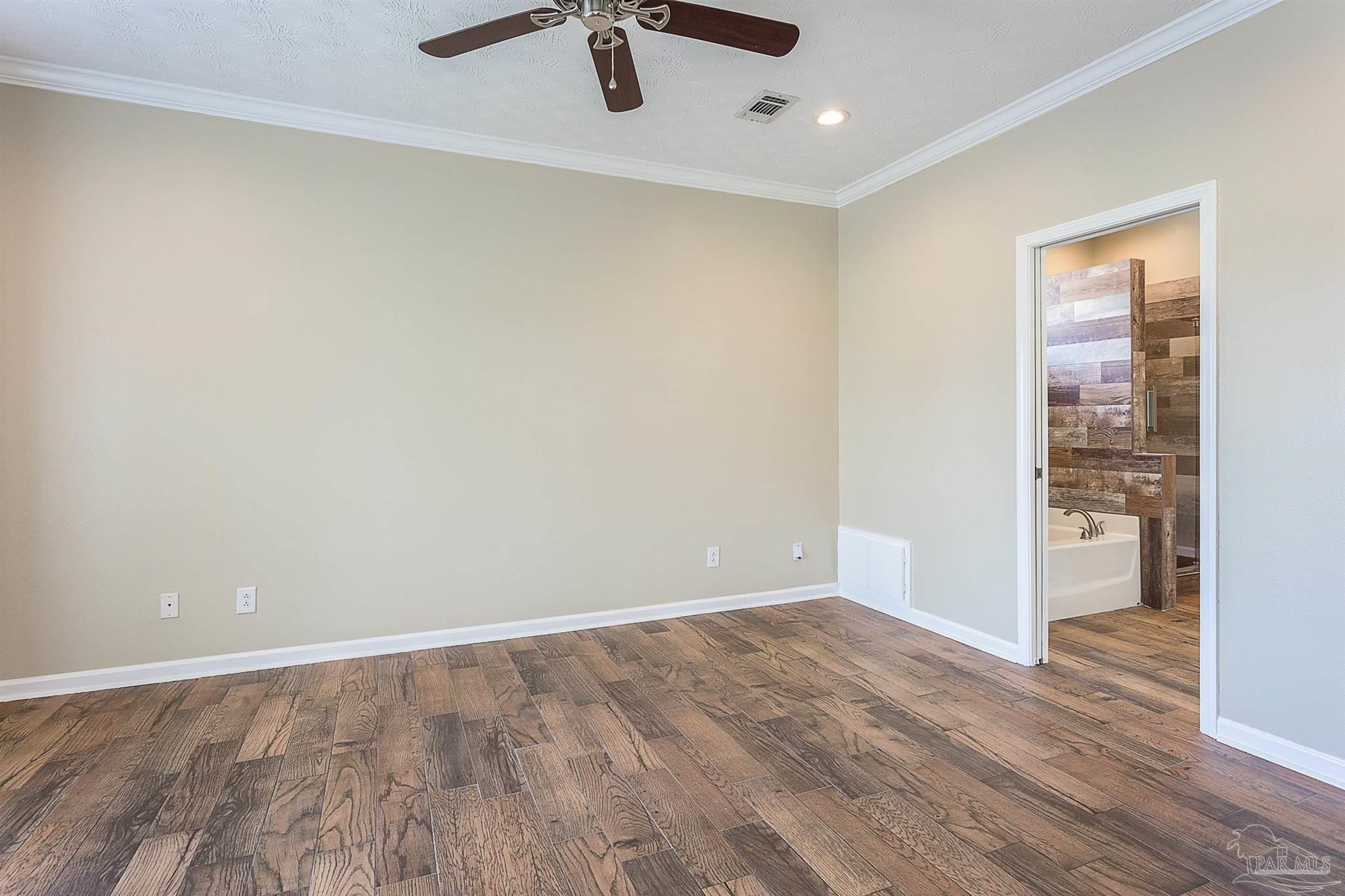 4040 Longwood Cir