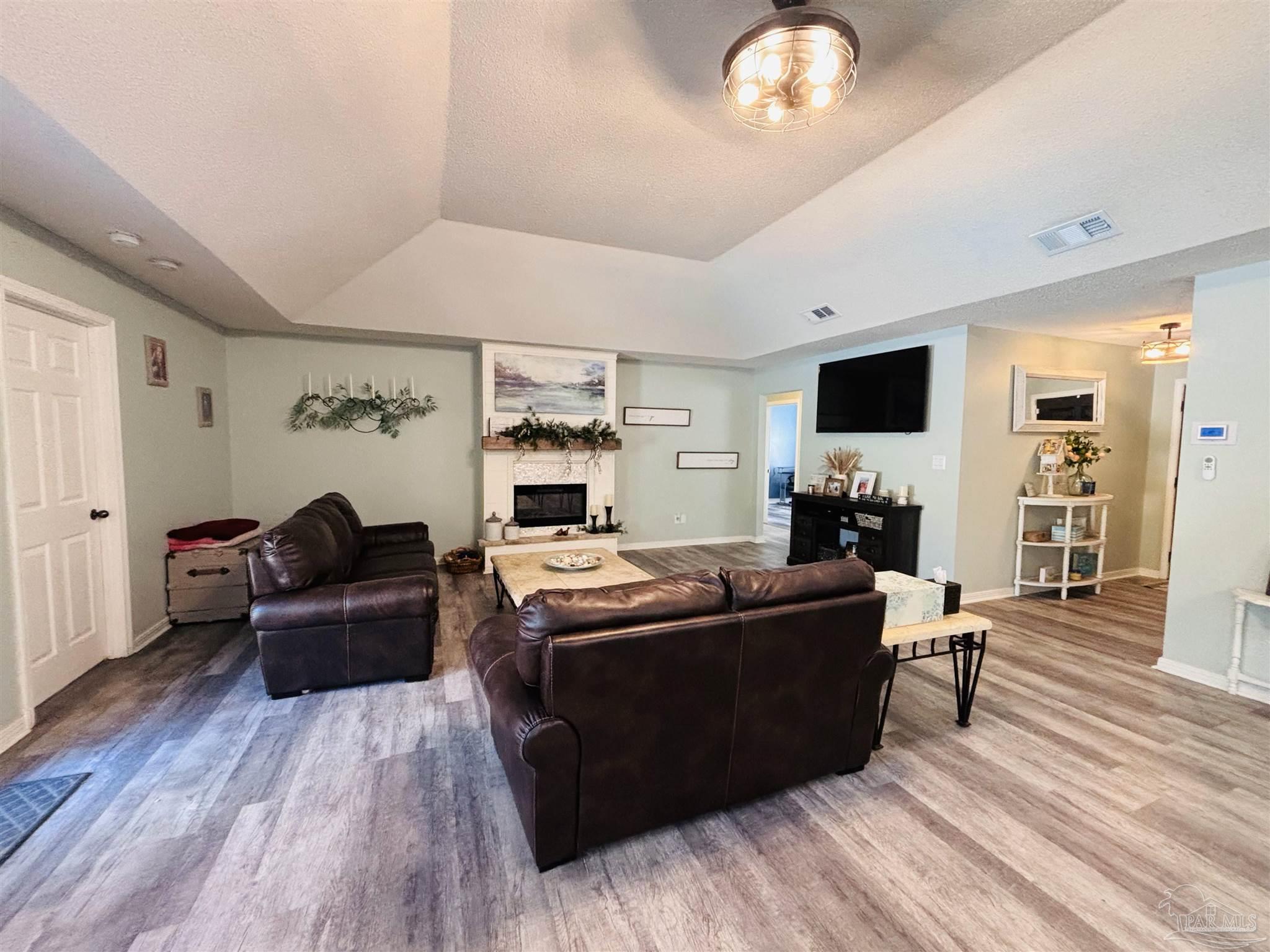 700 Meadowview Ln