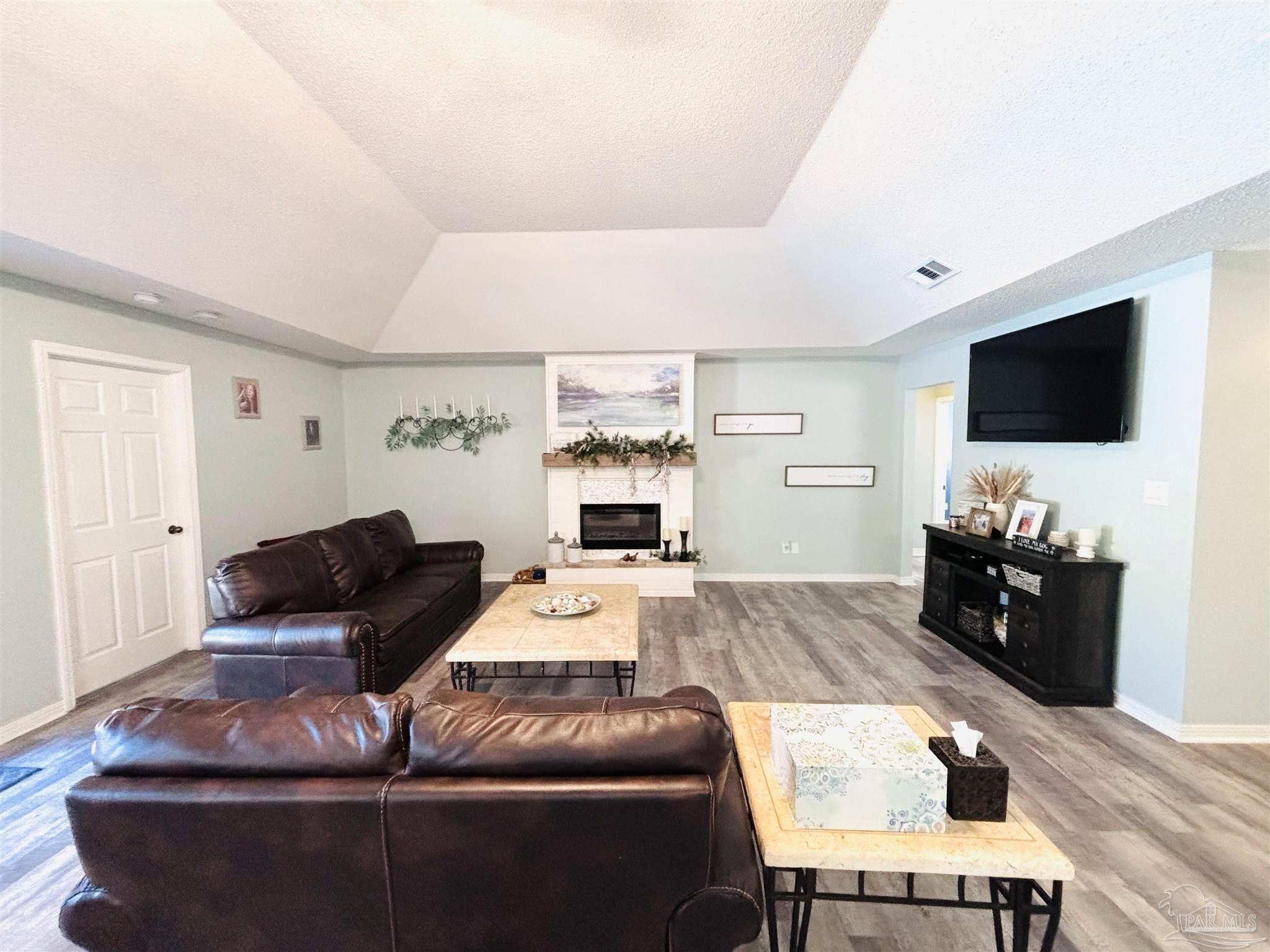 700 Meadowview Ln