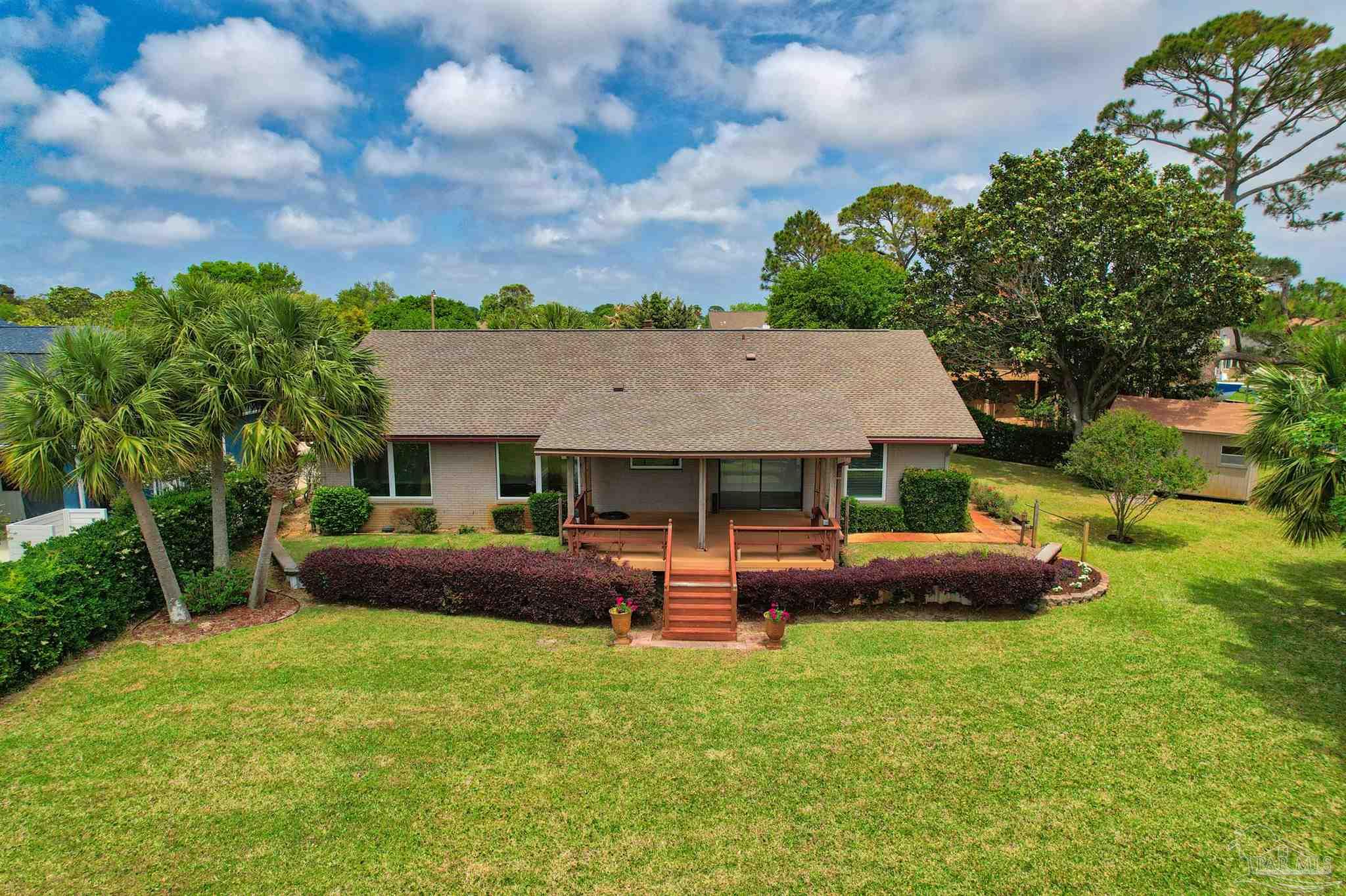 1090 Park Ln