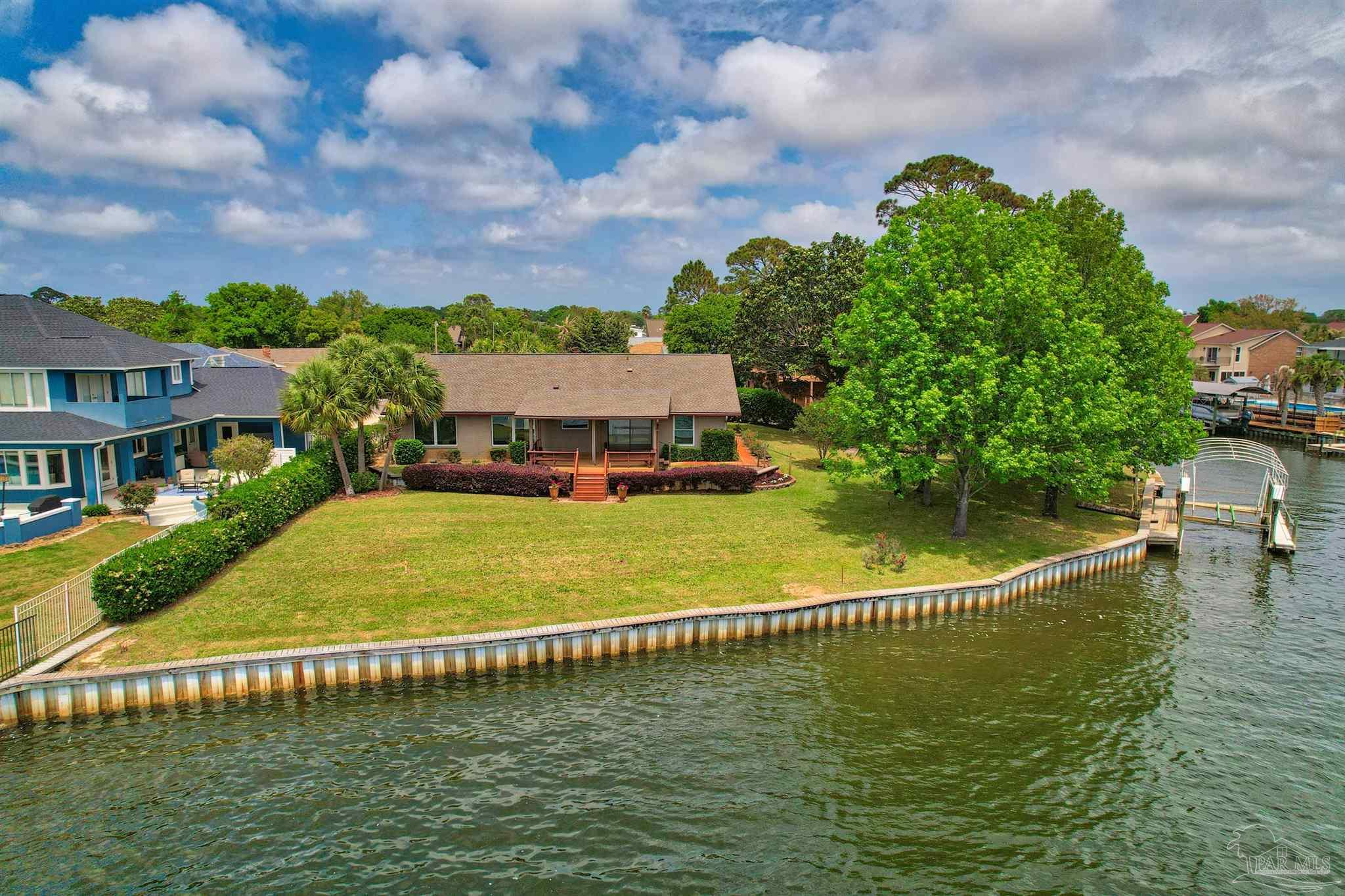 1090 Park Ln