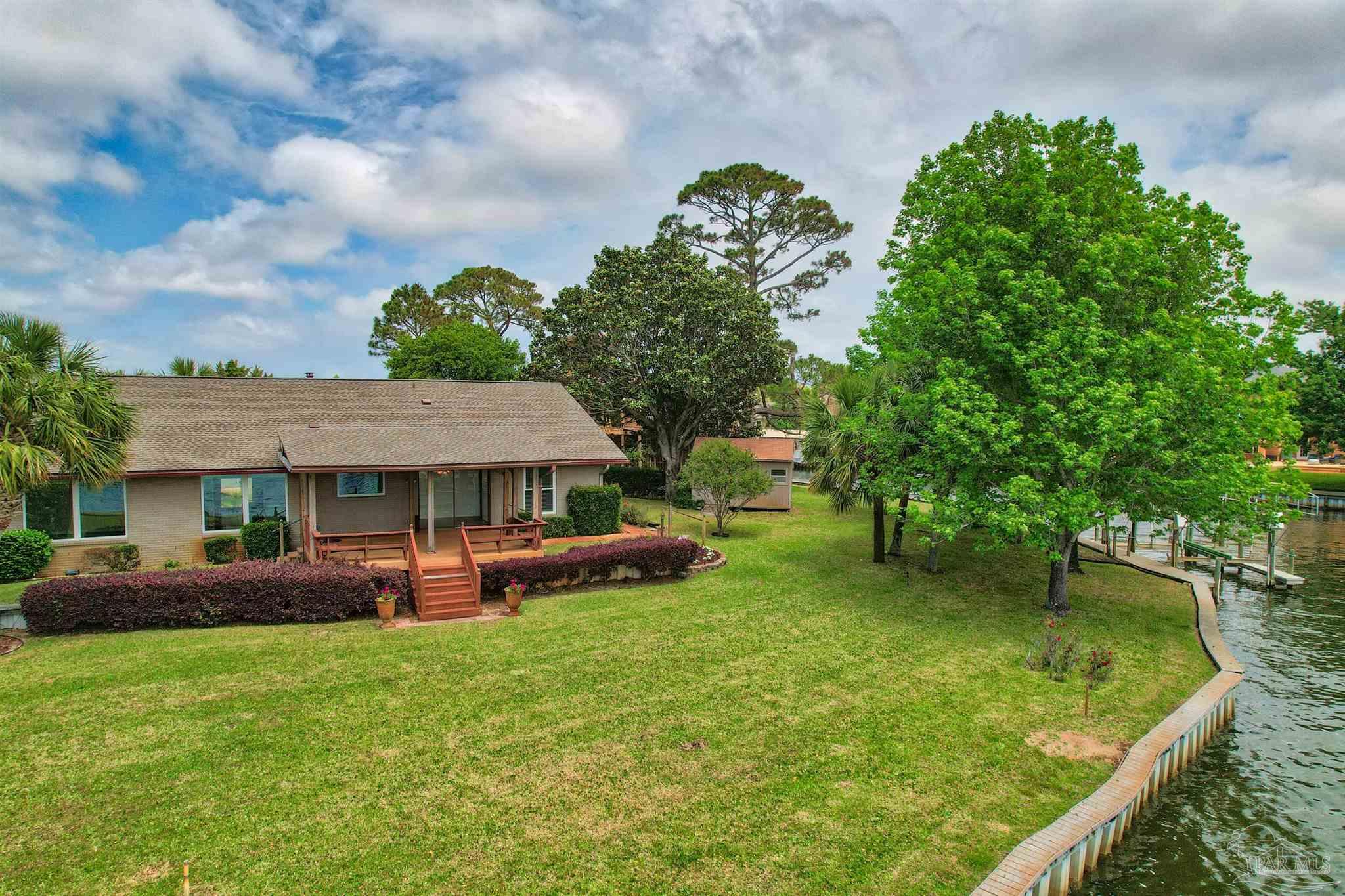 1090 Park Ln