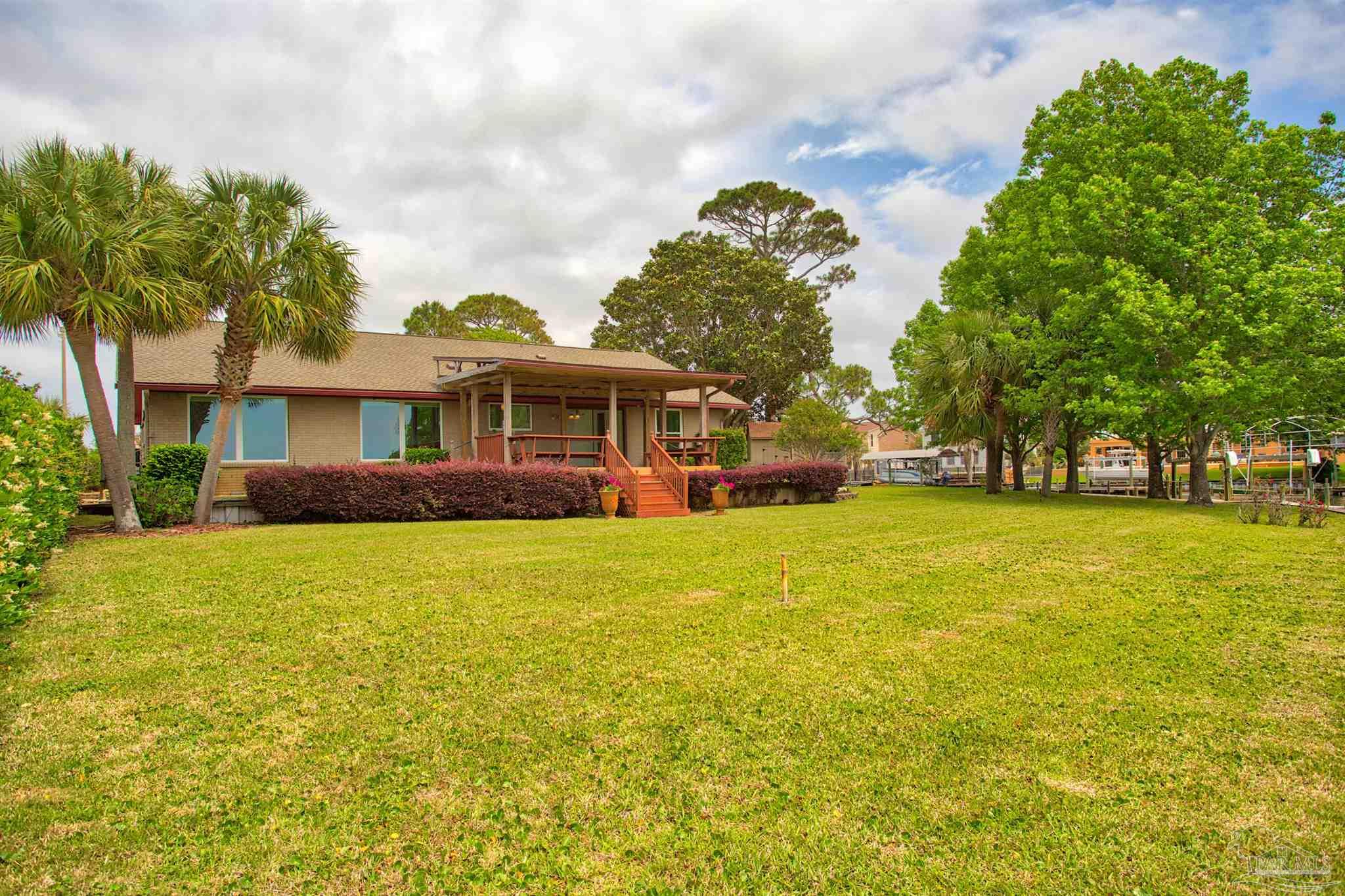 1090 Park Ln