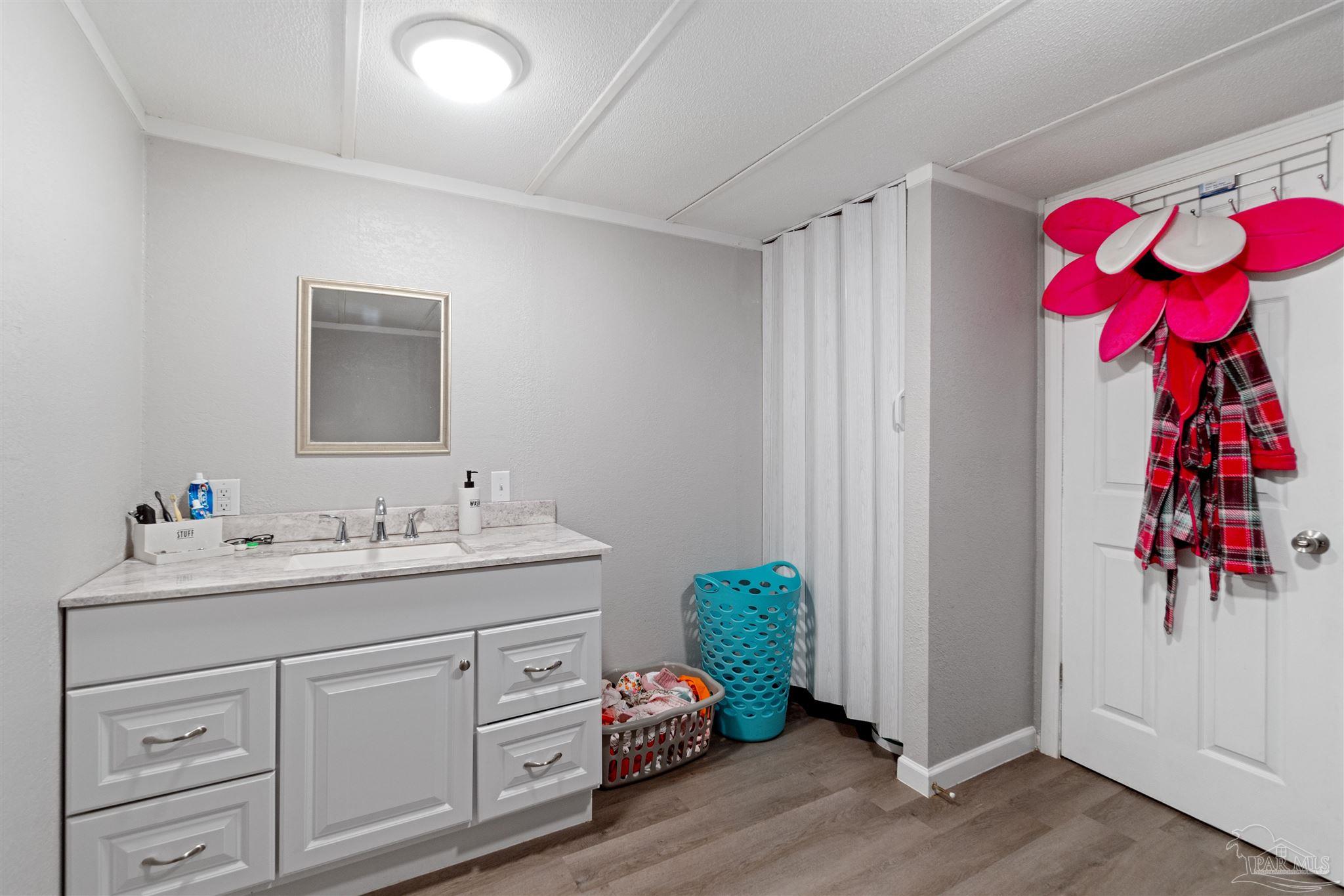 7868 Whiting Field Cir