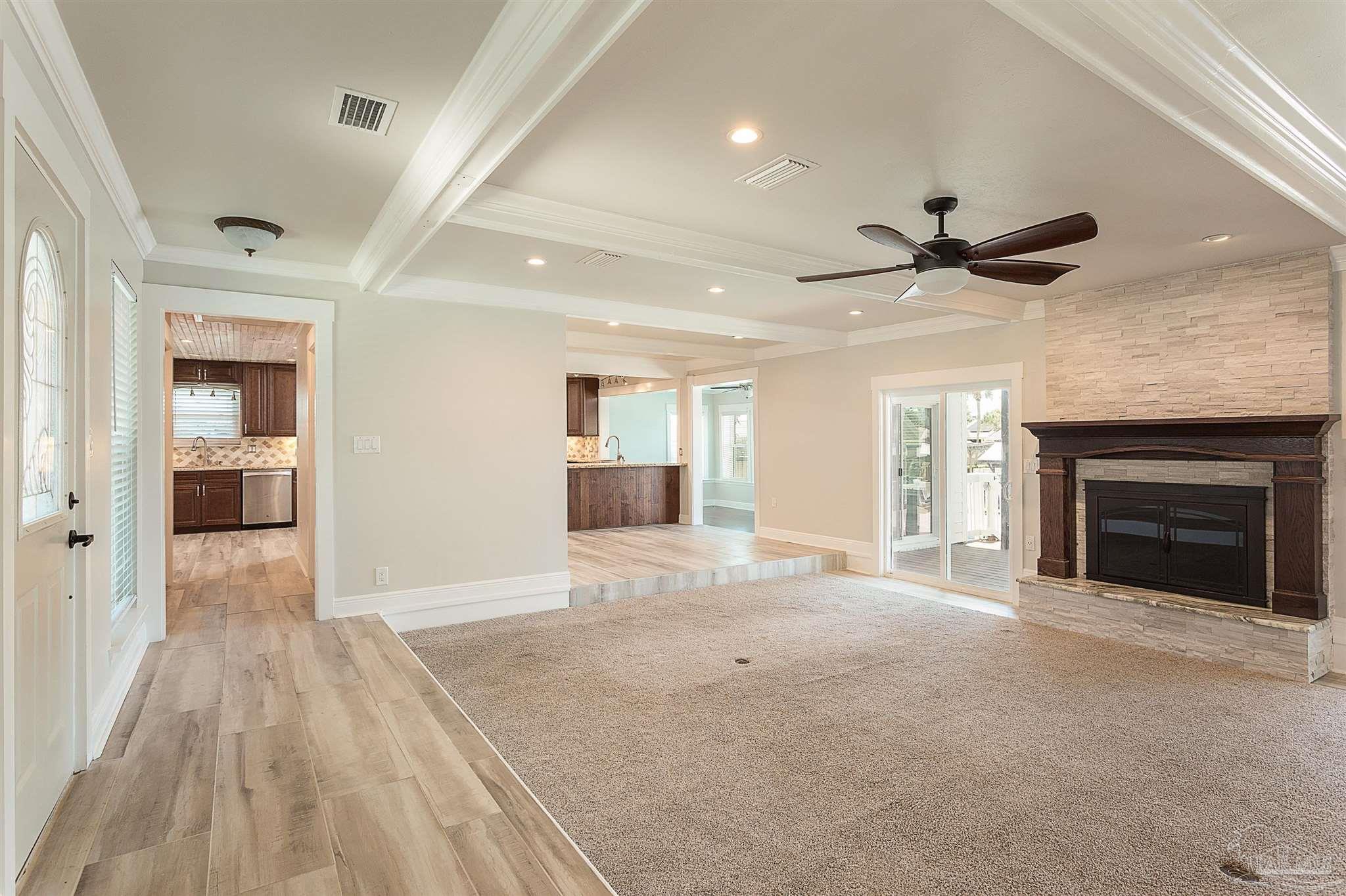 1125 Harbor Ln