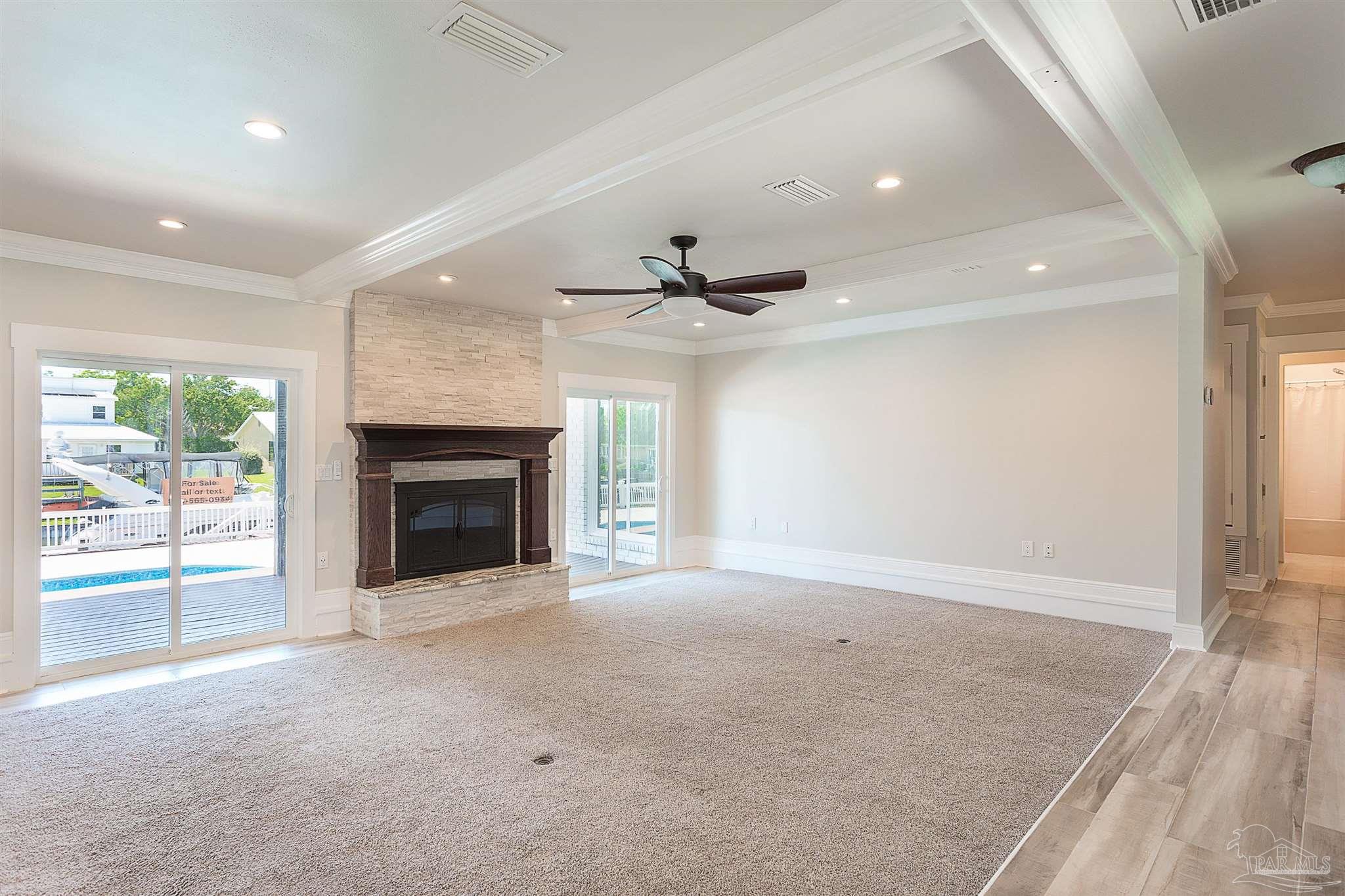 1125 Harbor Ln
