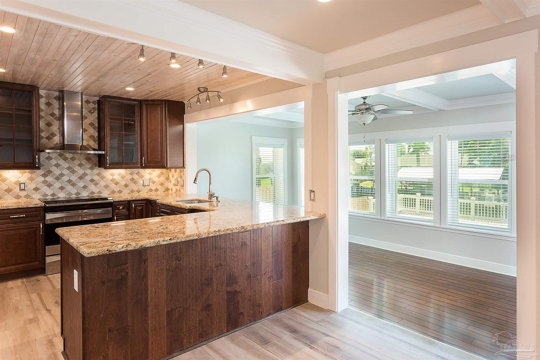 1125 Harbor Ln