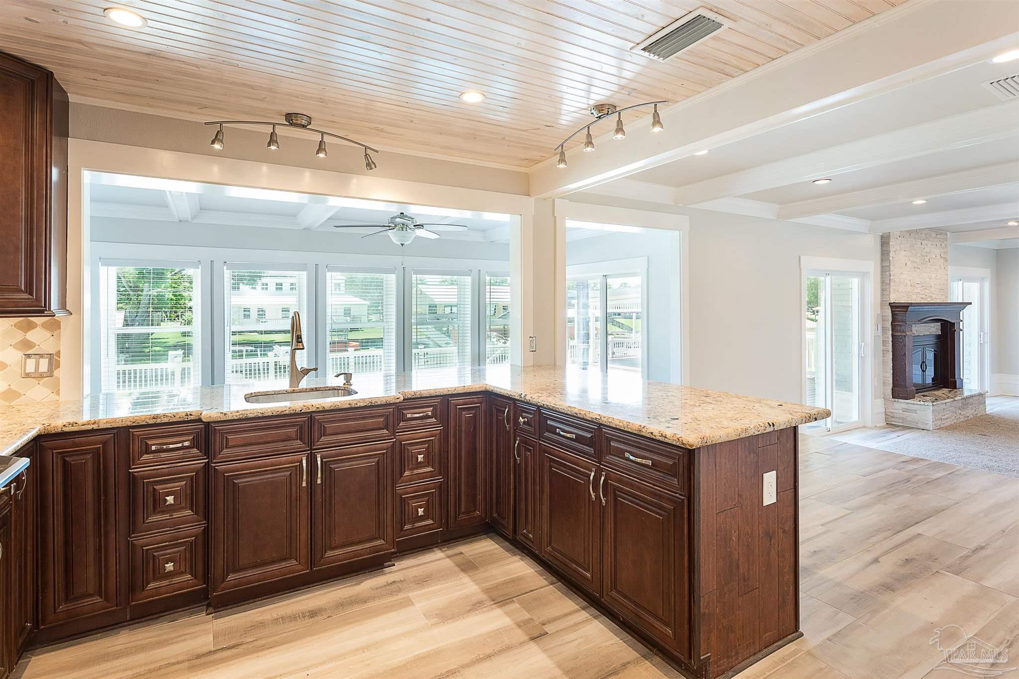1125 Harbor Ln
