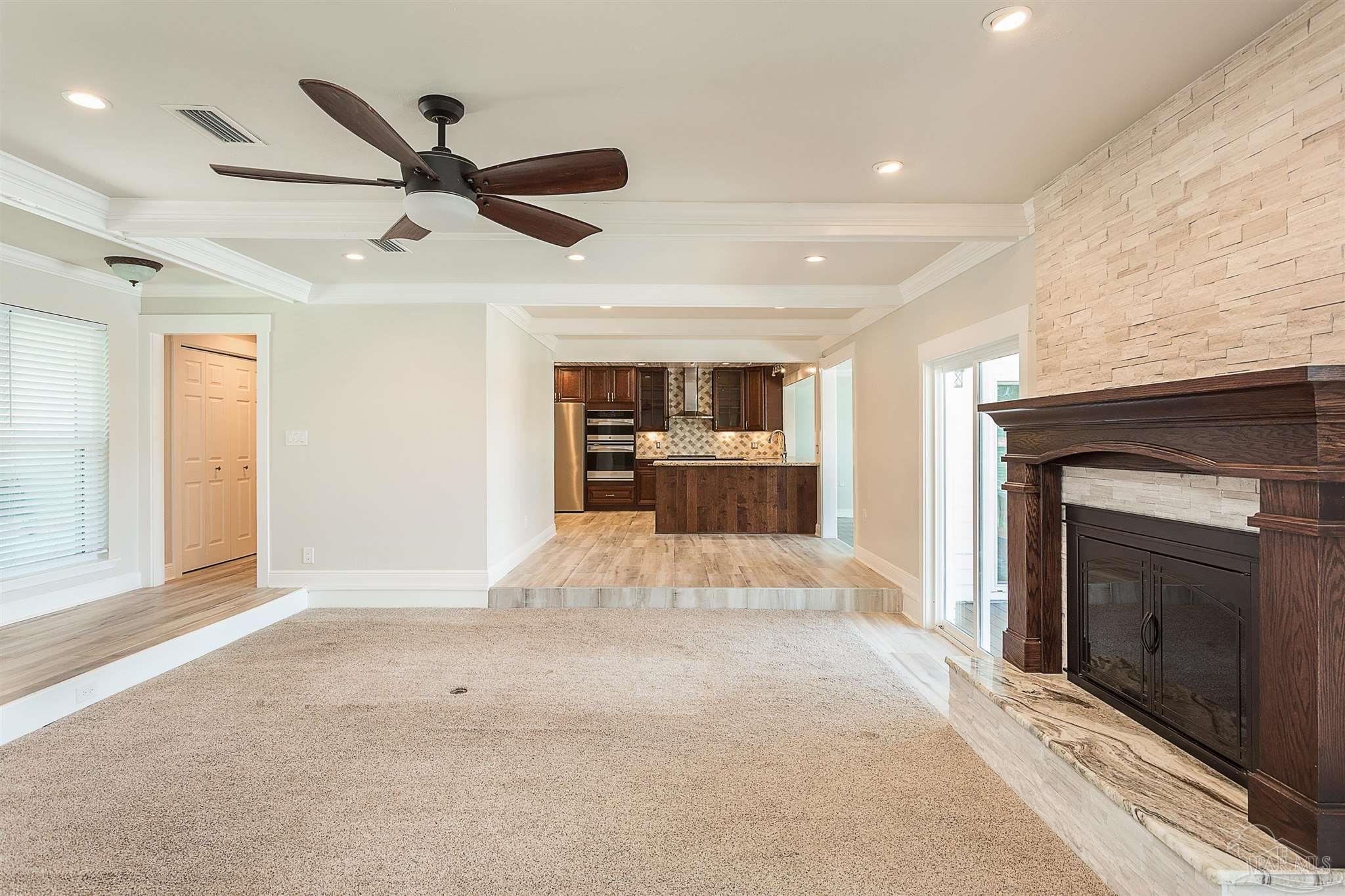 1125 Harbor Ln