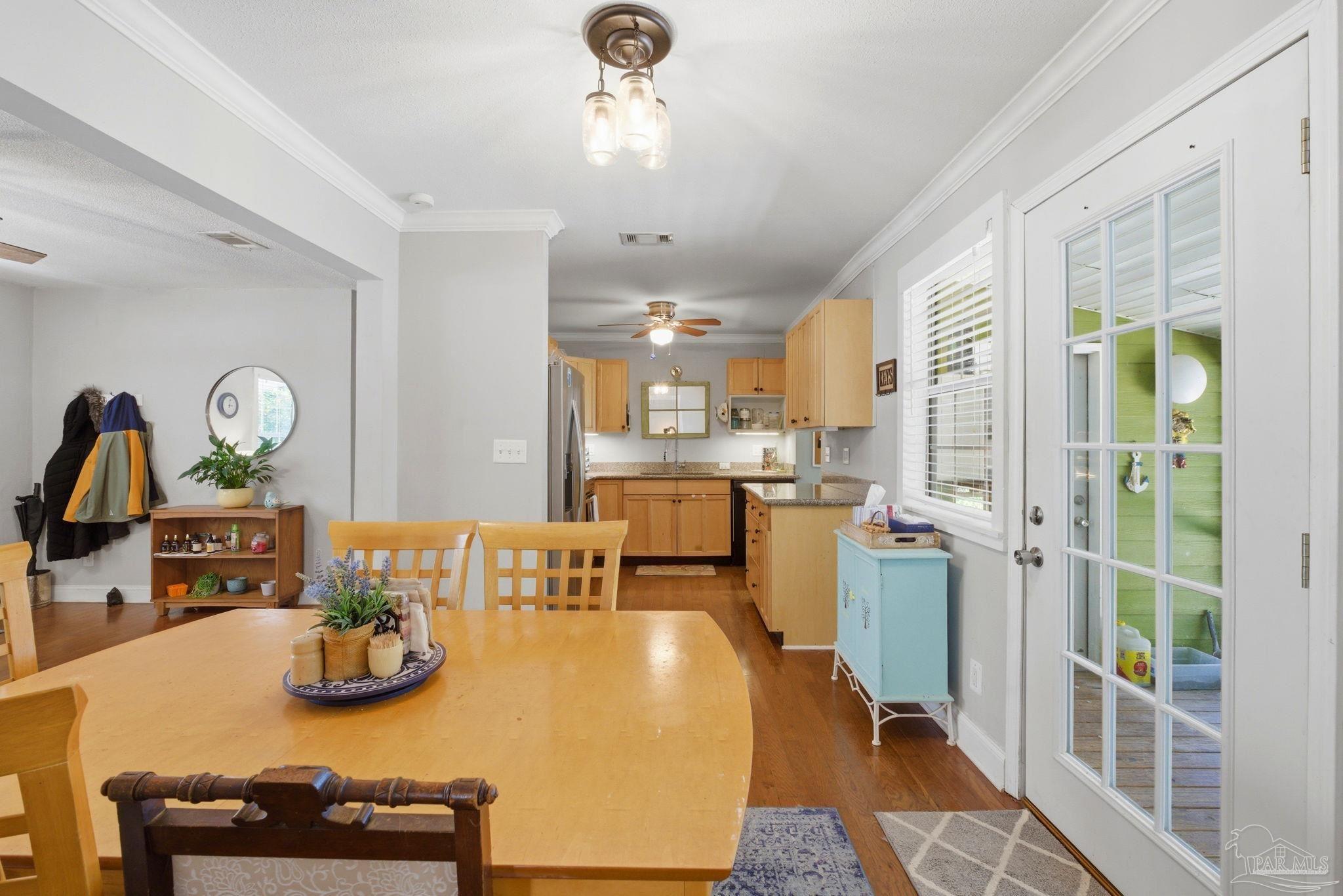 403 Rue Max St