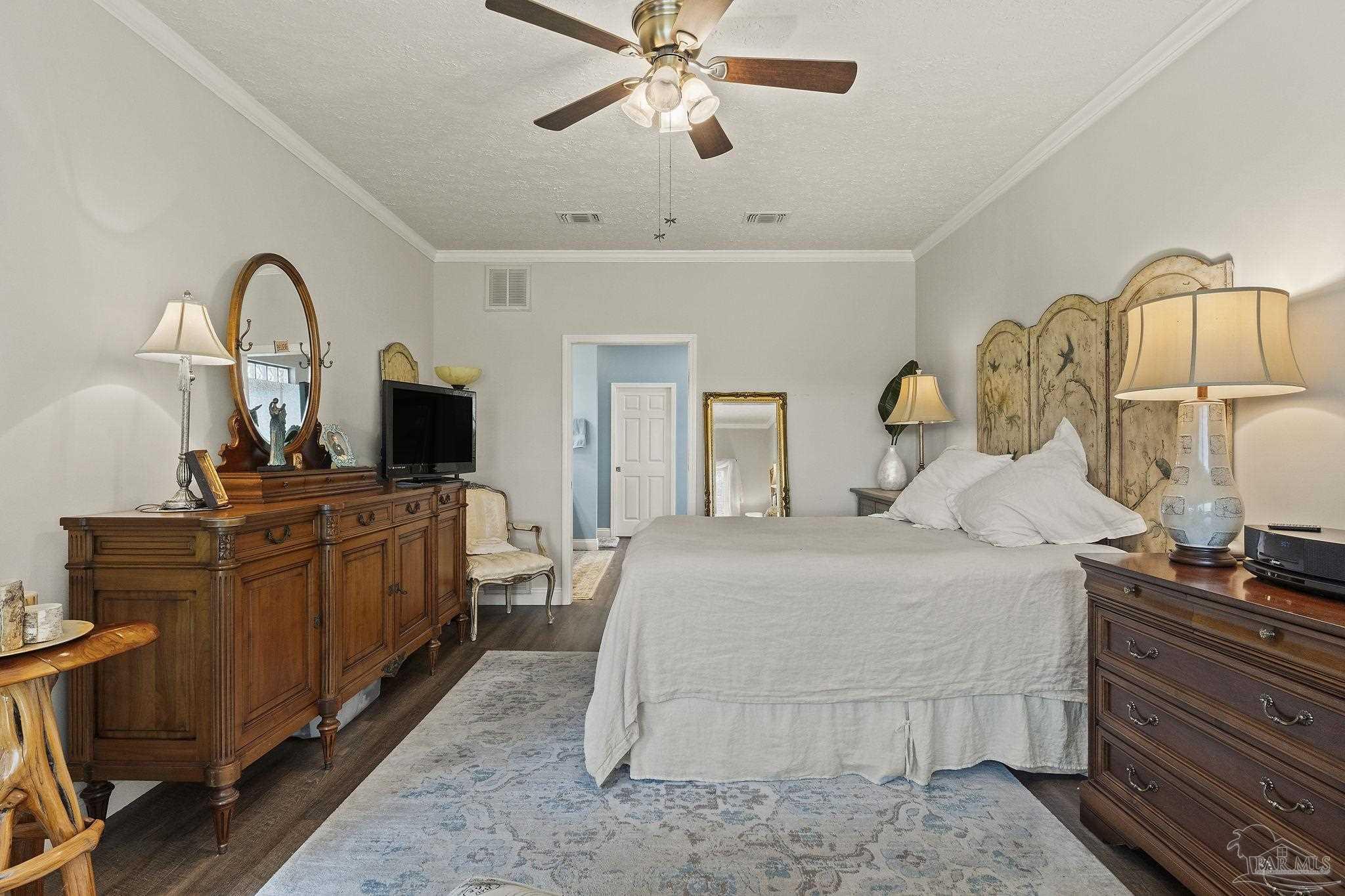 4100 Longwood Cir