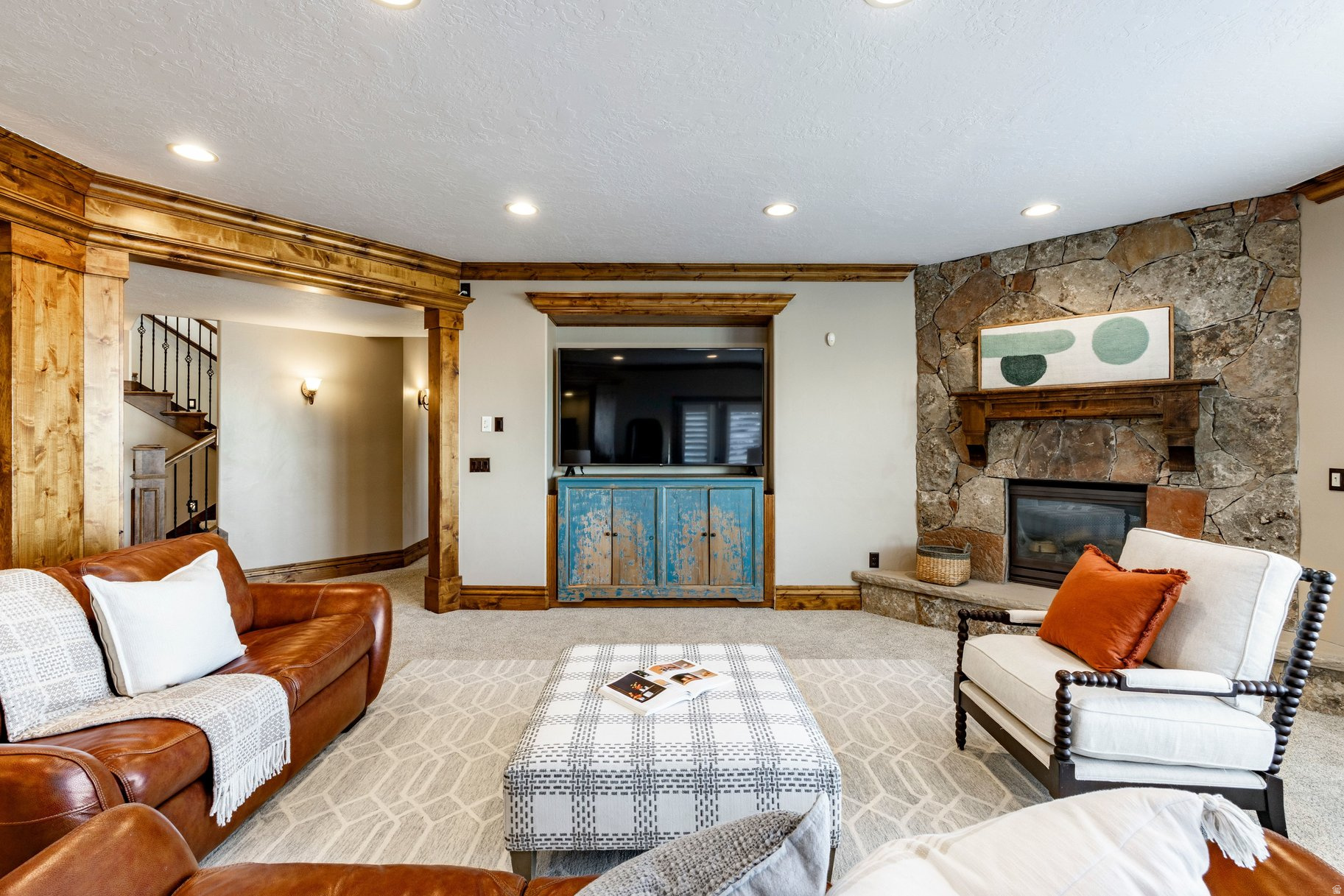 407 E HIDDEN LAKE DR