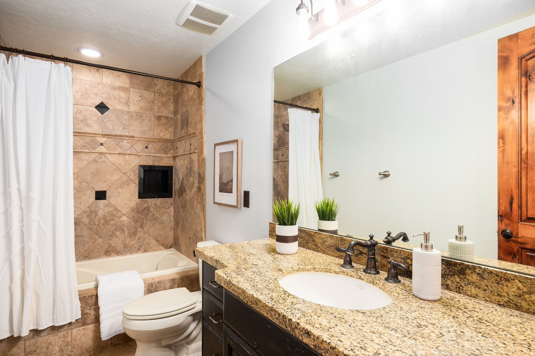 407 E HIDDEN LAKE DR