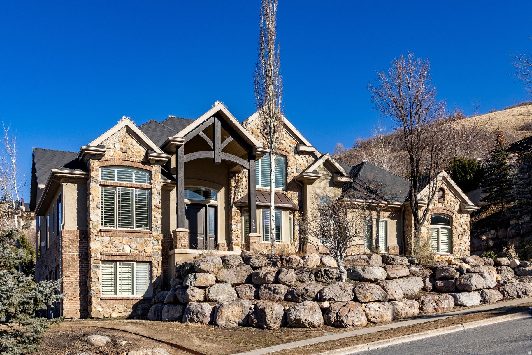 407 E HIDDEN LAKE DR