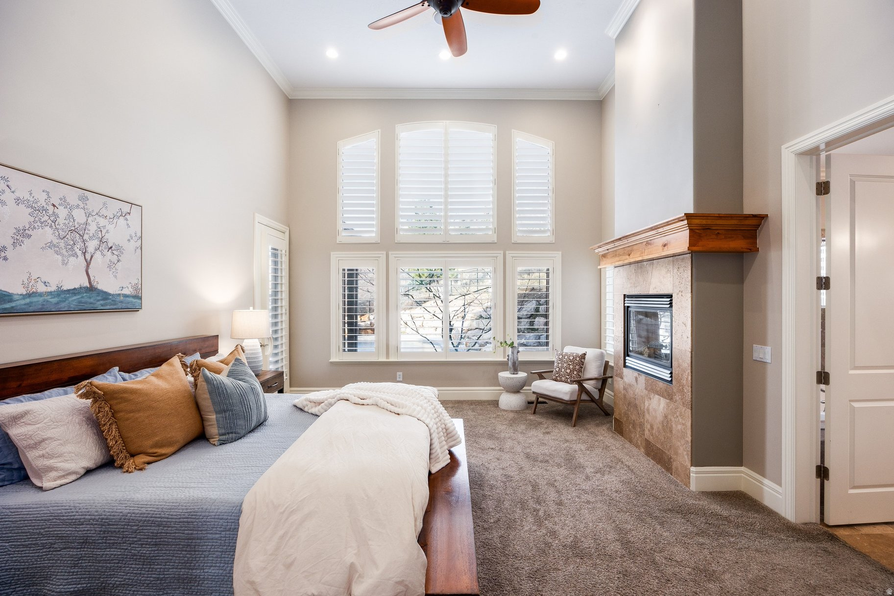 407 E HIDDEN LAKE DR