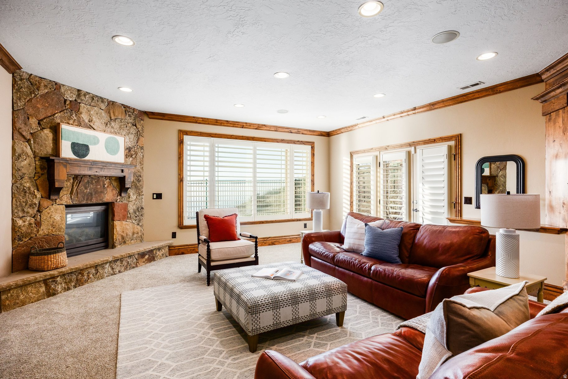 407 E HIDDEN LAKE DR