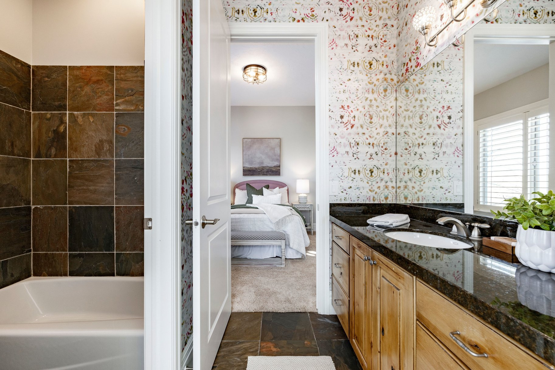 407 E HIDDEN LAKE DR