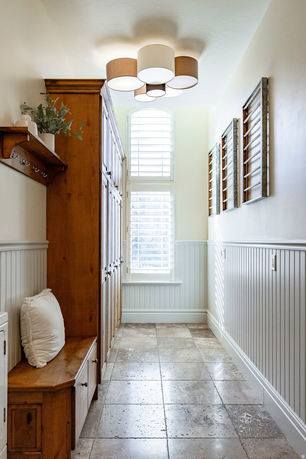 407 E HIDDEN LAKE DR