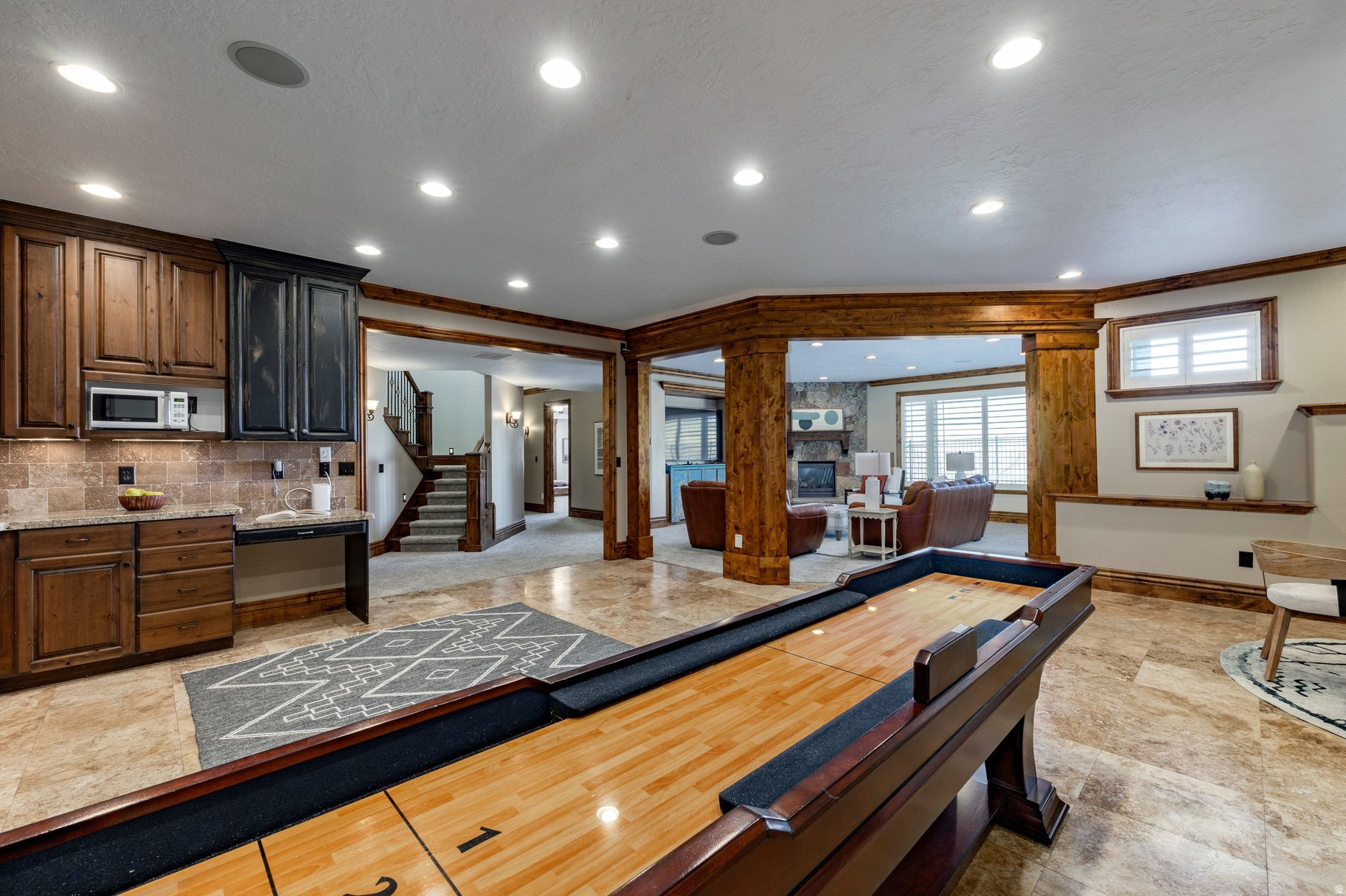 407 E HIDDEN LAKE DR