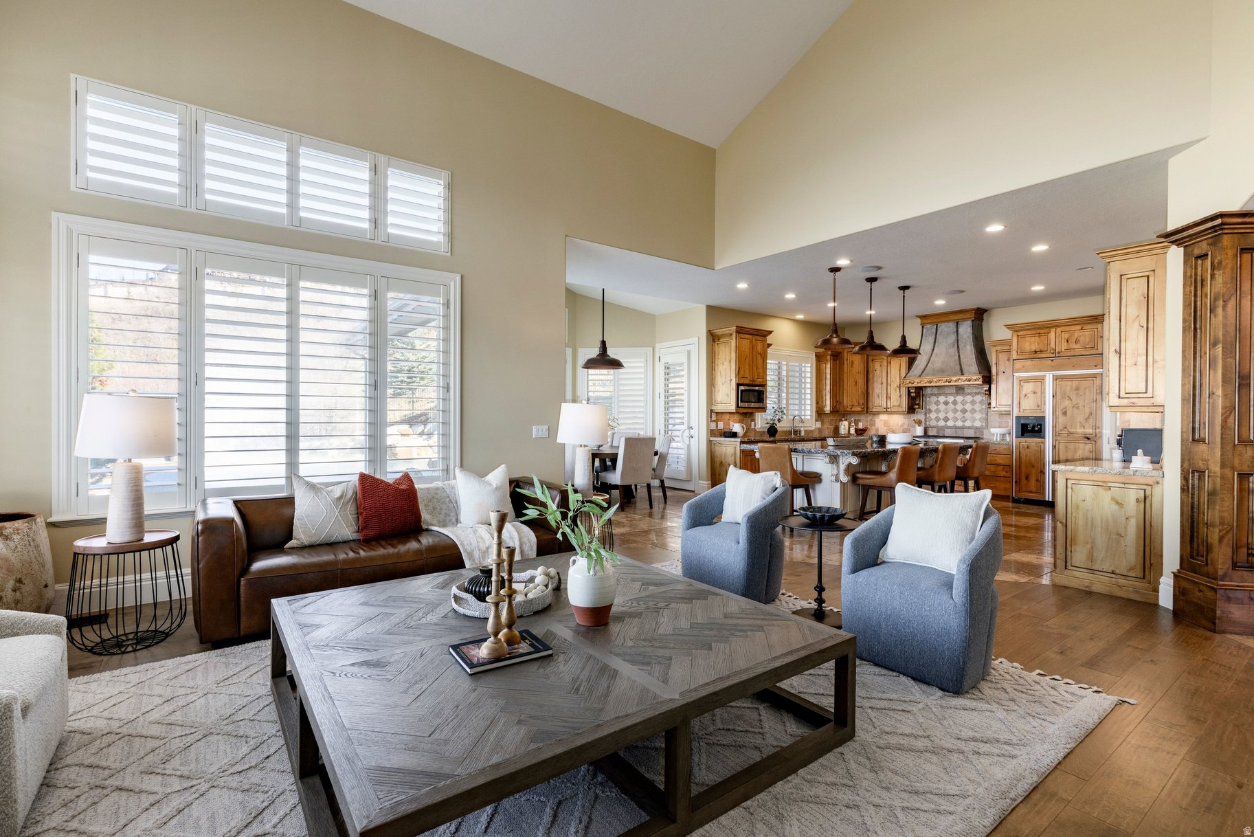 407 E HIDDEN LAKE DR