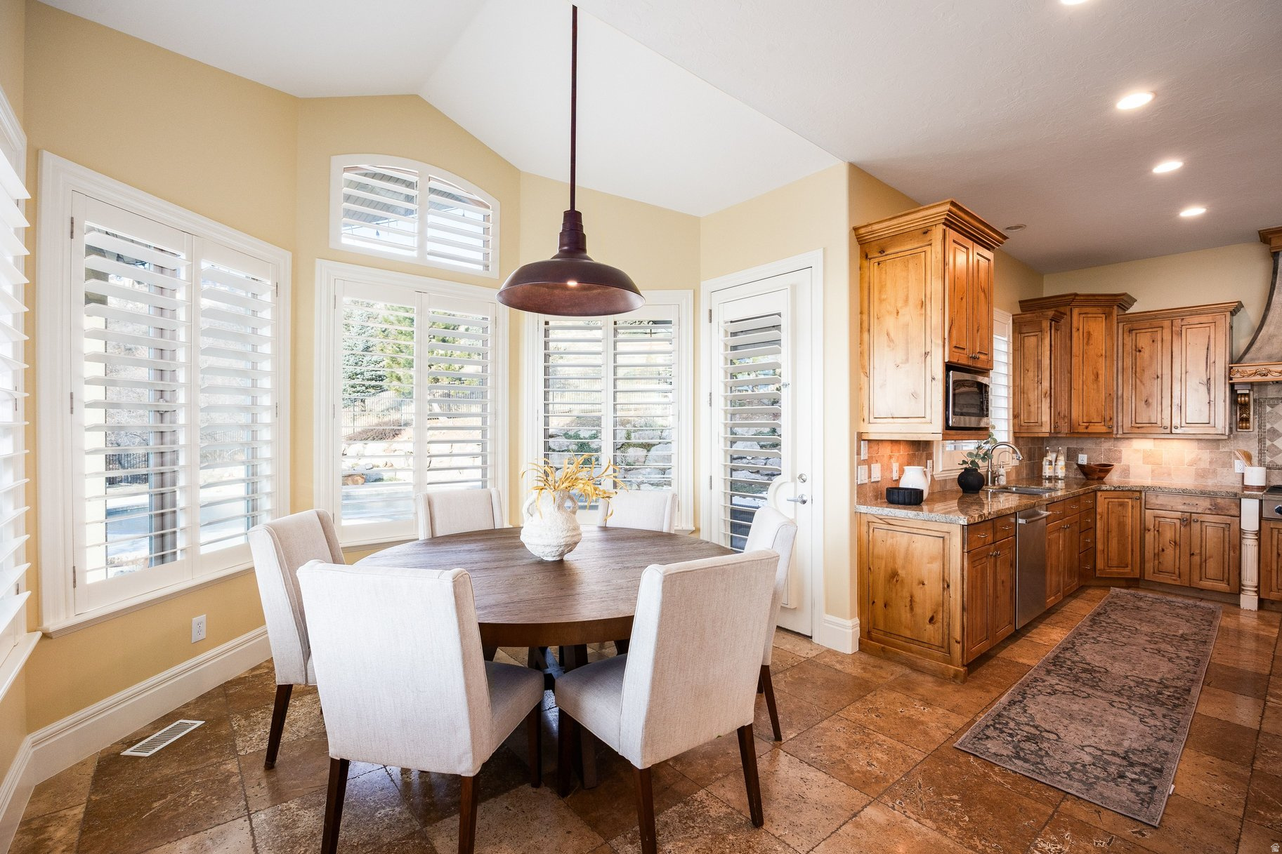 407 E HIDDEN LAKE DR