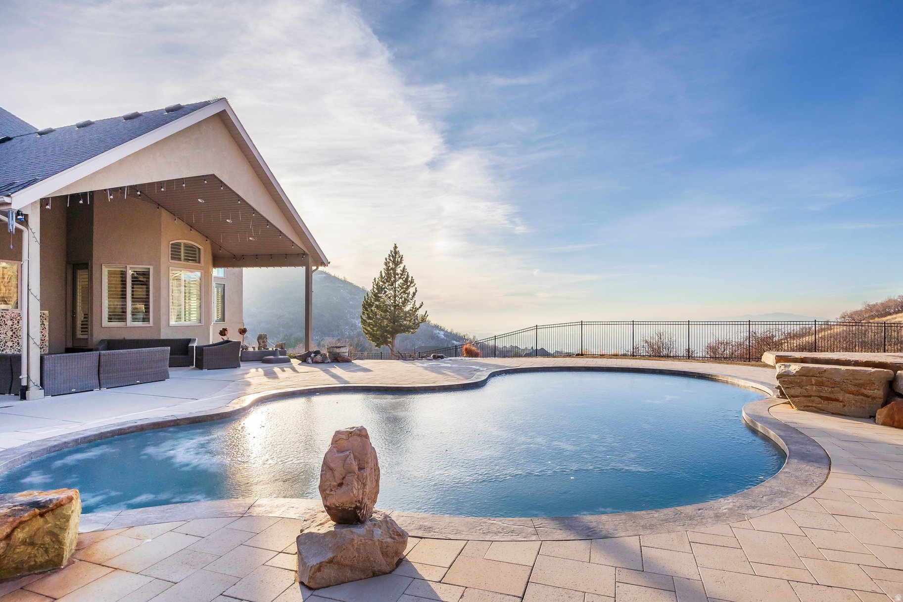 407 E HIDDEN LAKE DR