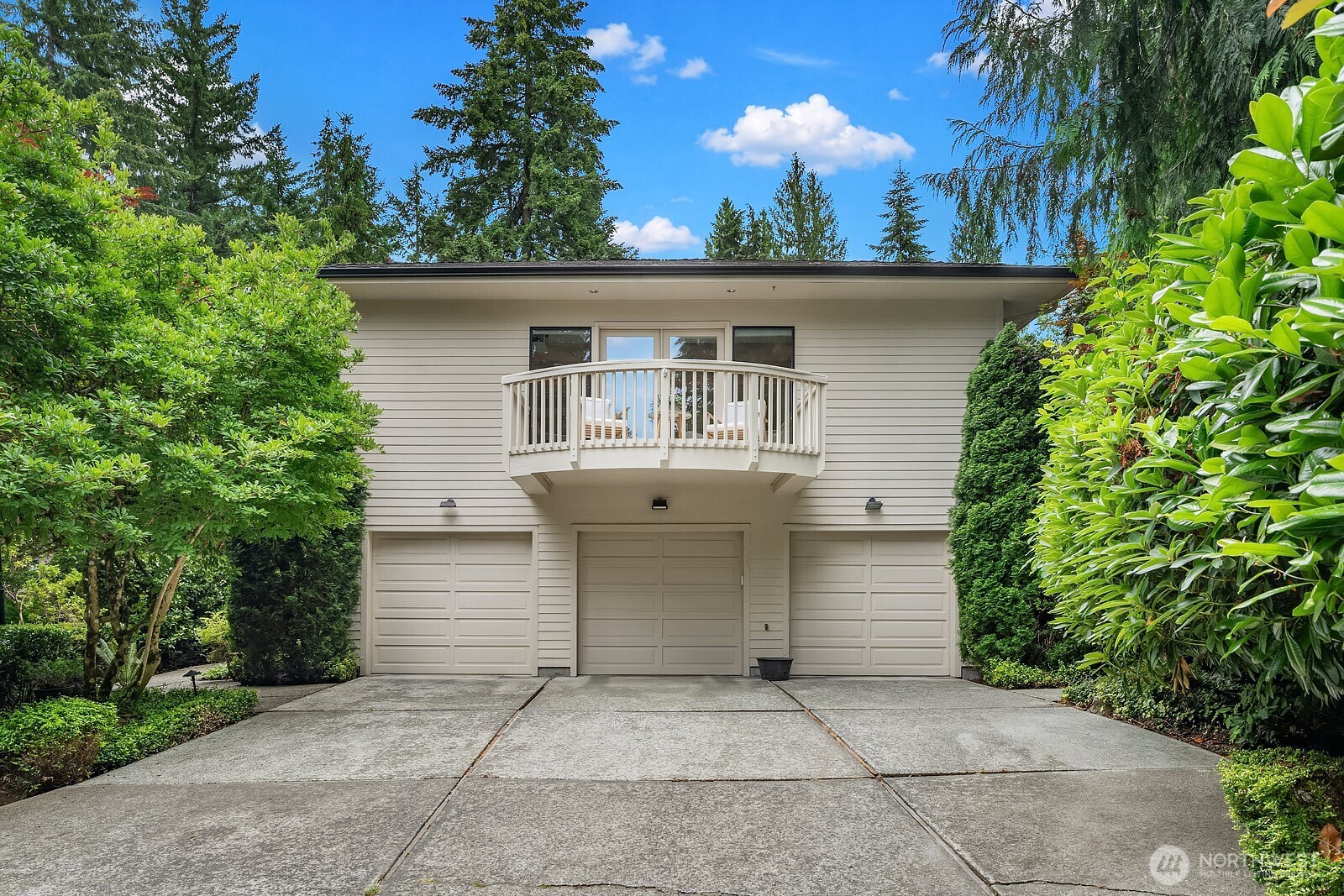 2725 Sahalee Drive W