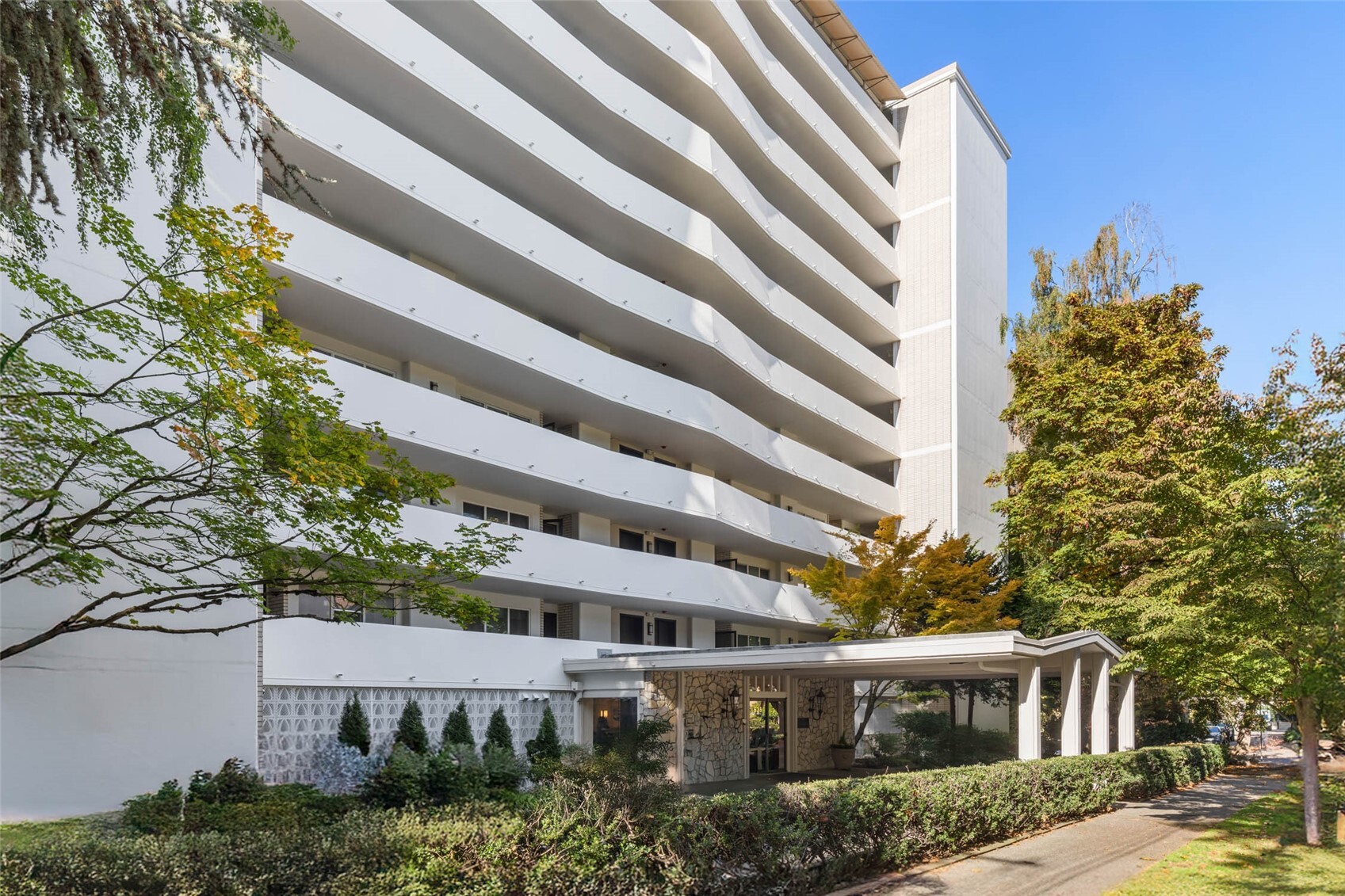525 Belmont Avenue E Unit: 3C