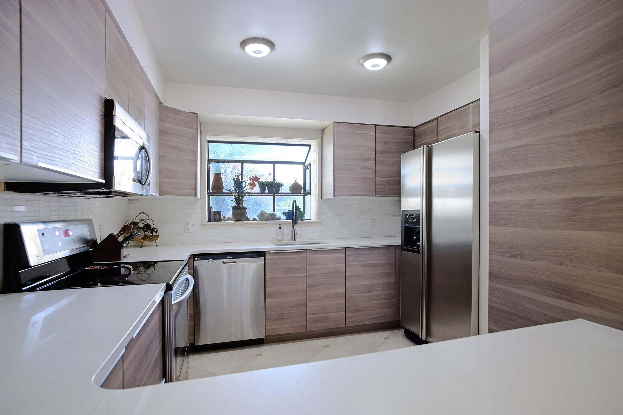 200 3rd Avenue, 6
