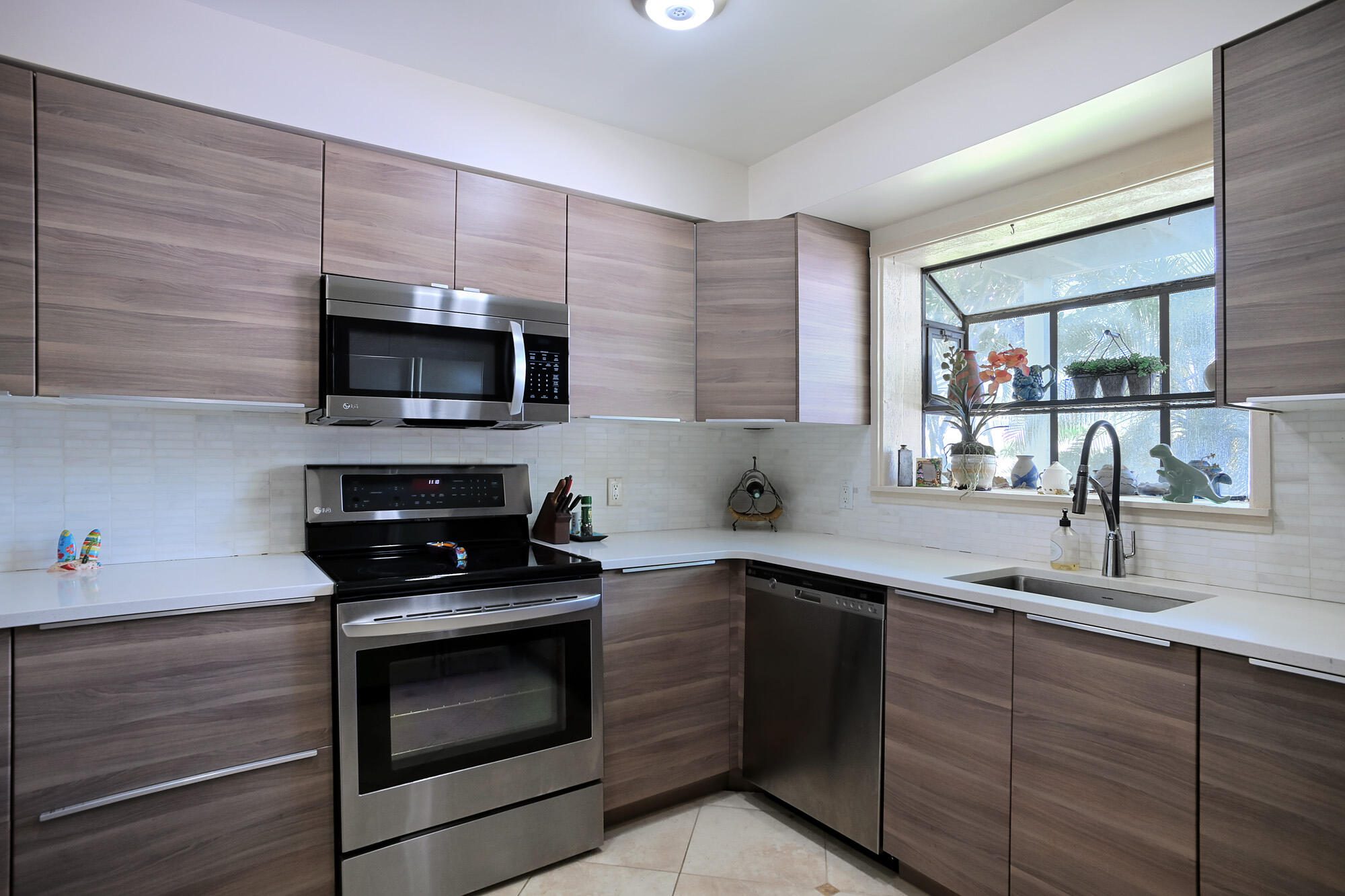 200 3rd Avenue, 6