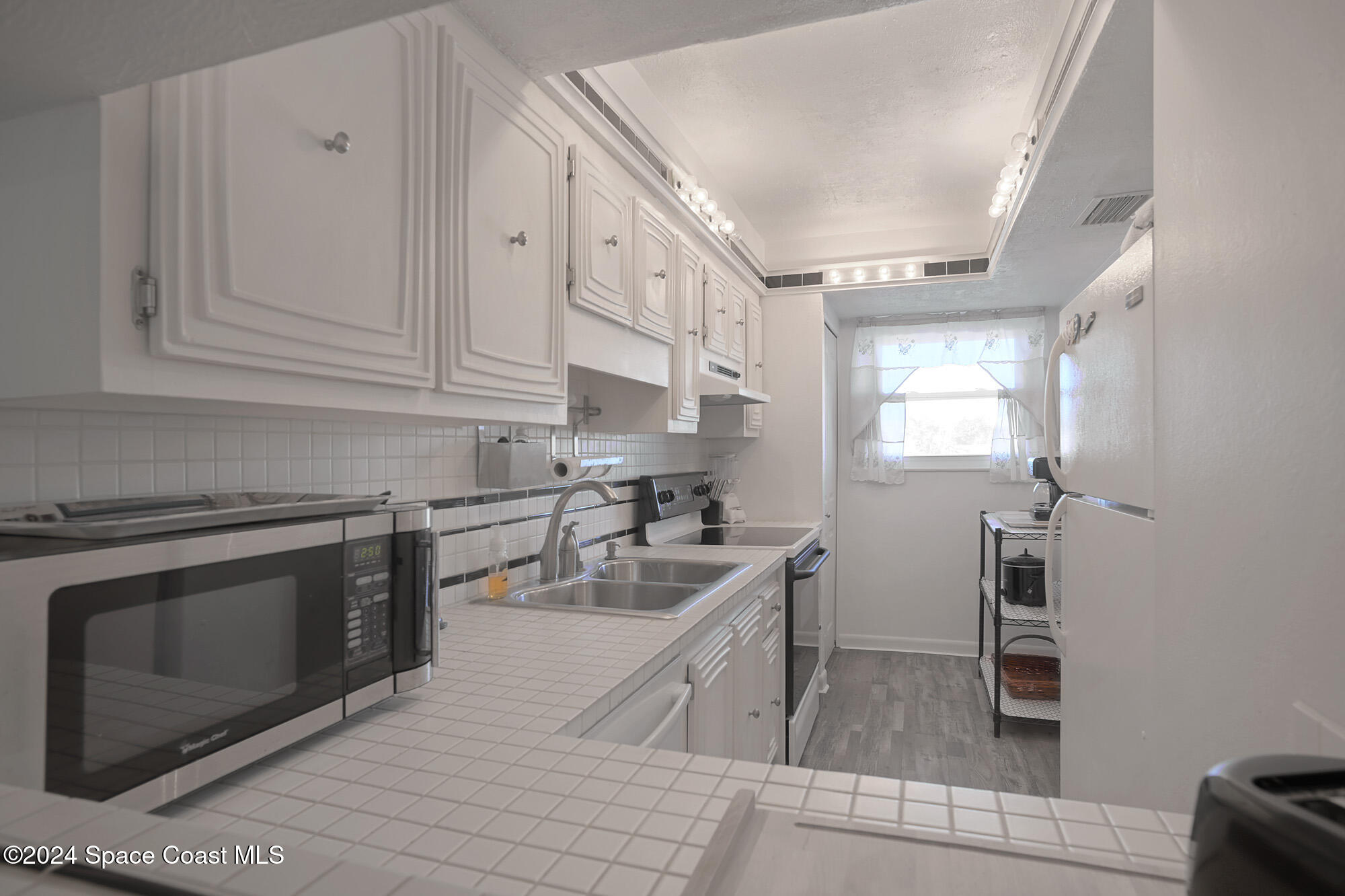 180 Paradise Boulevard 18012