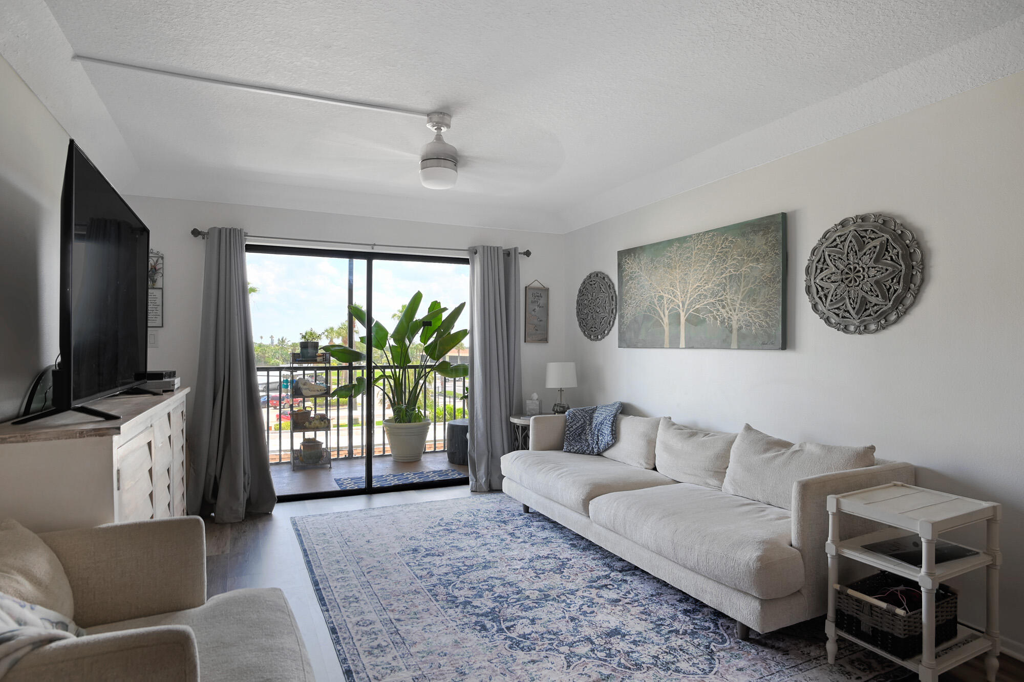 500 Palm Springs Boulevard, 305