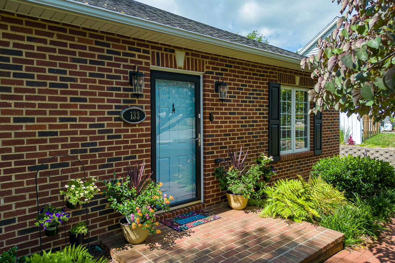 133 Colonnade Ave