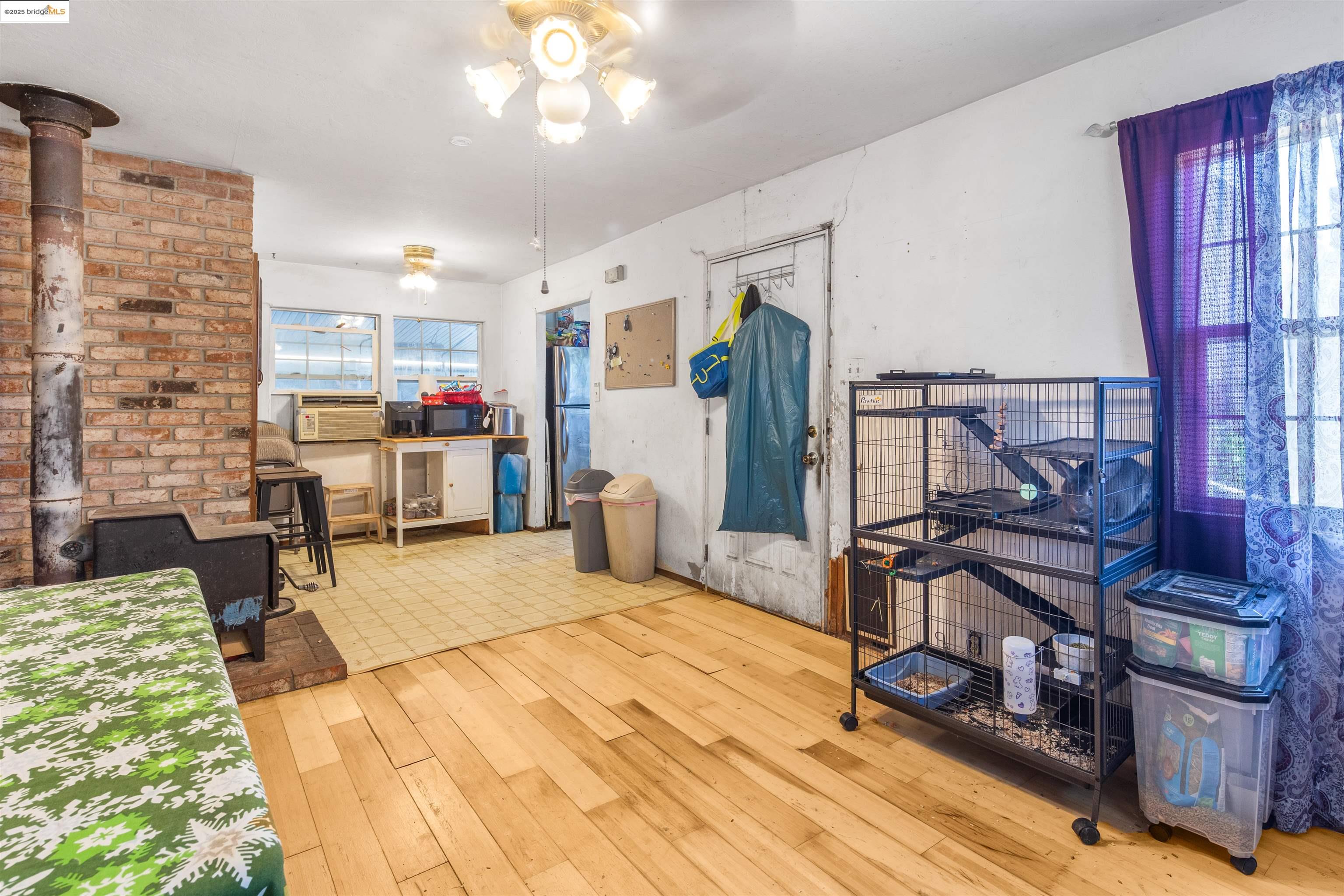 832 W 11Th St