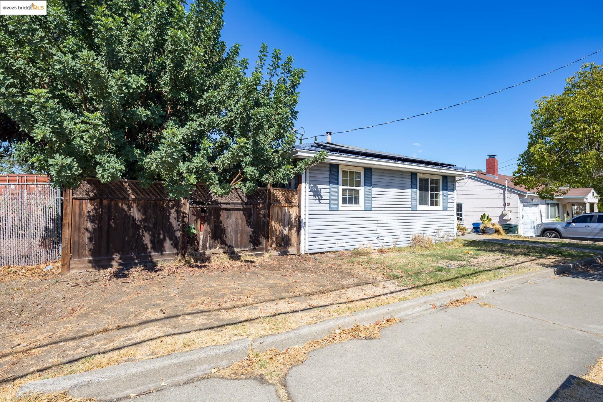 832 W 11Th St
