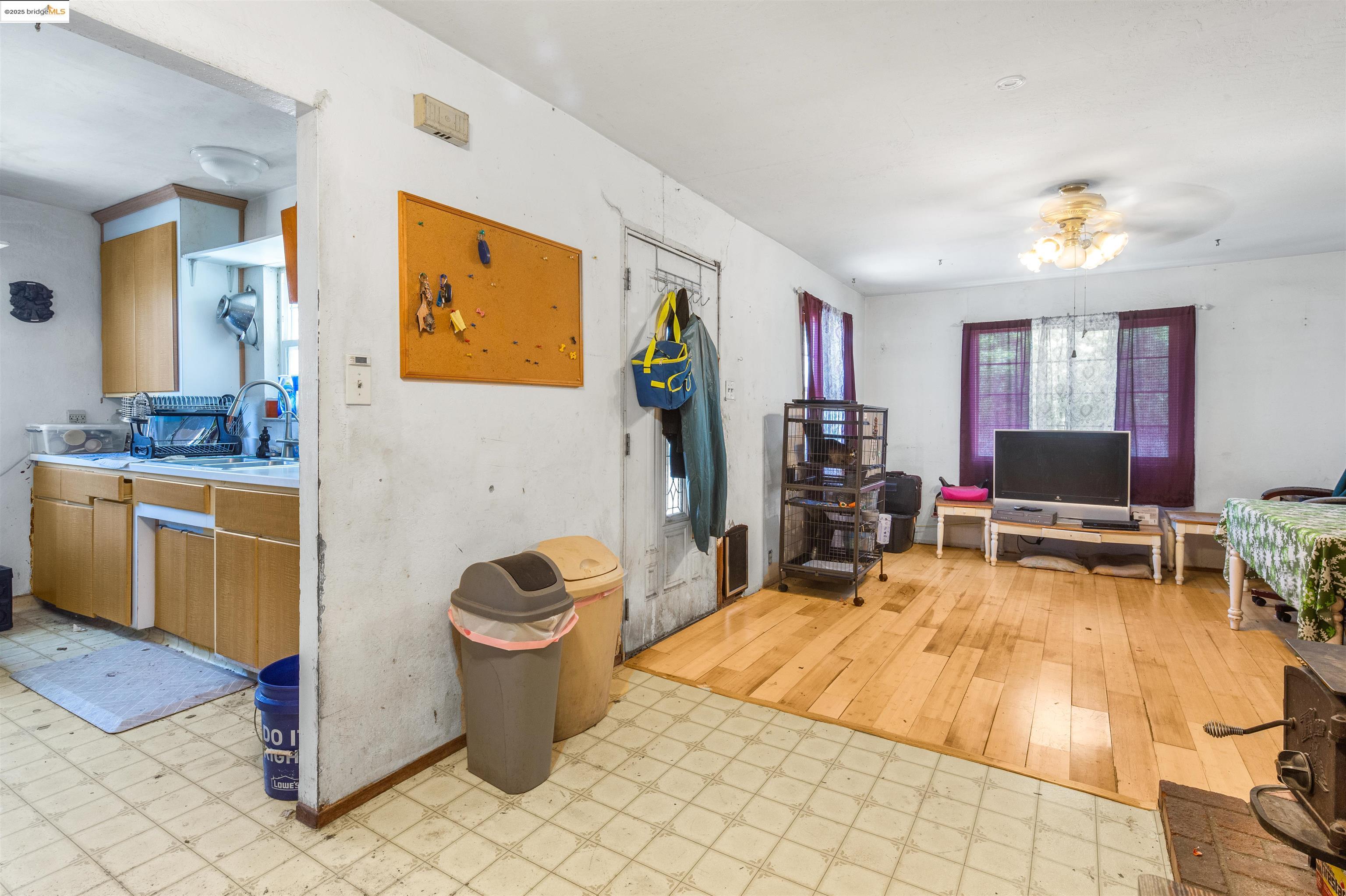 832 W 11Th St