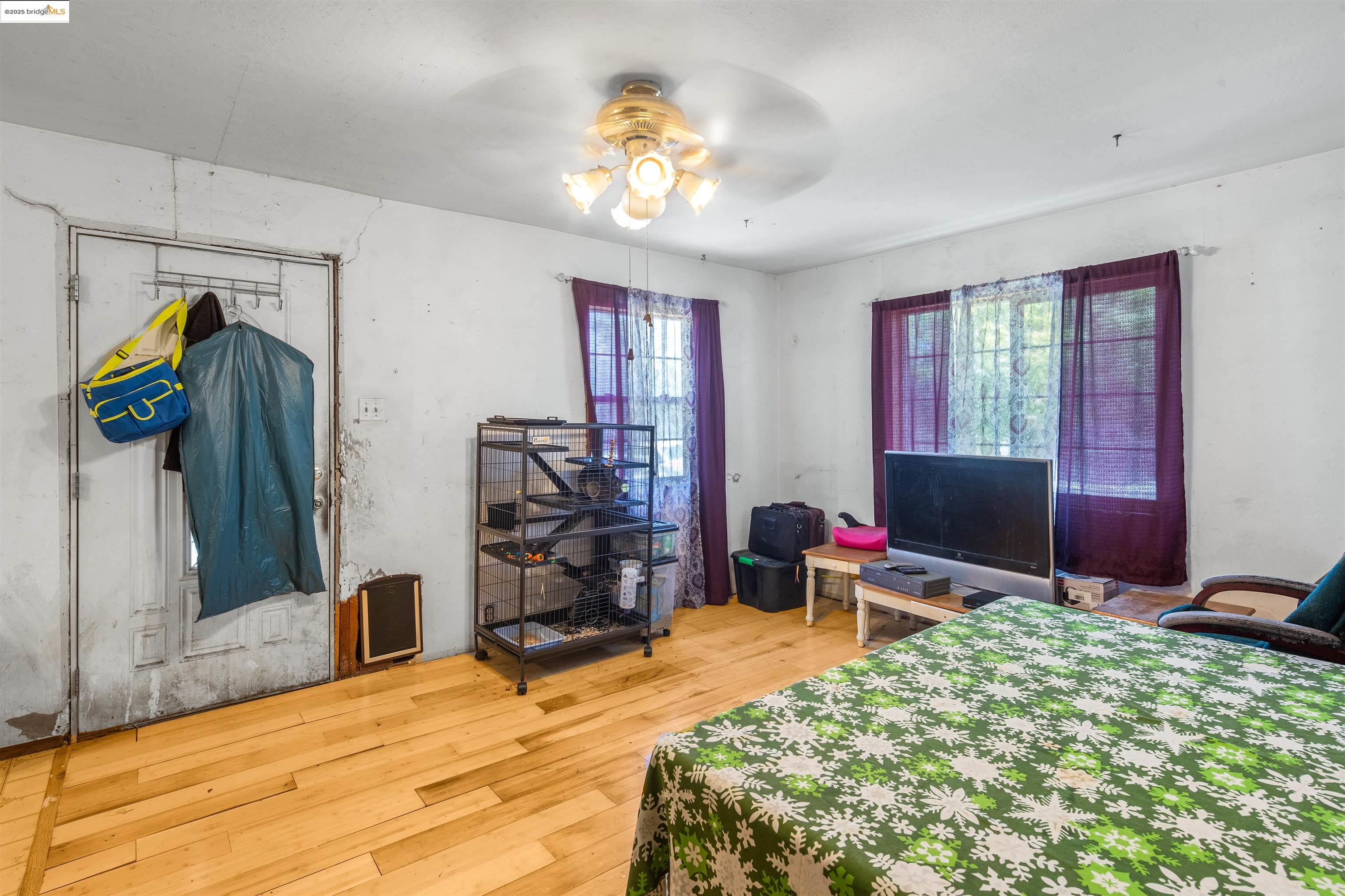 832 W 11Th St