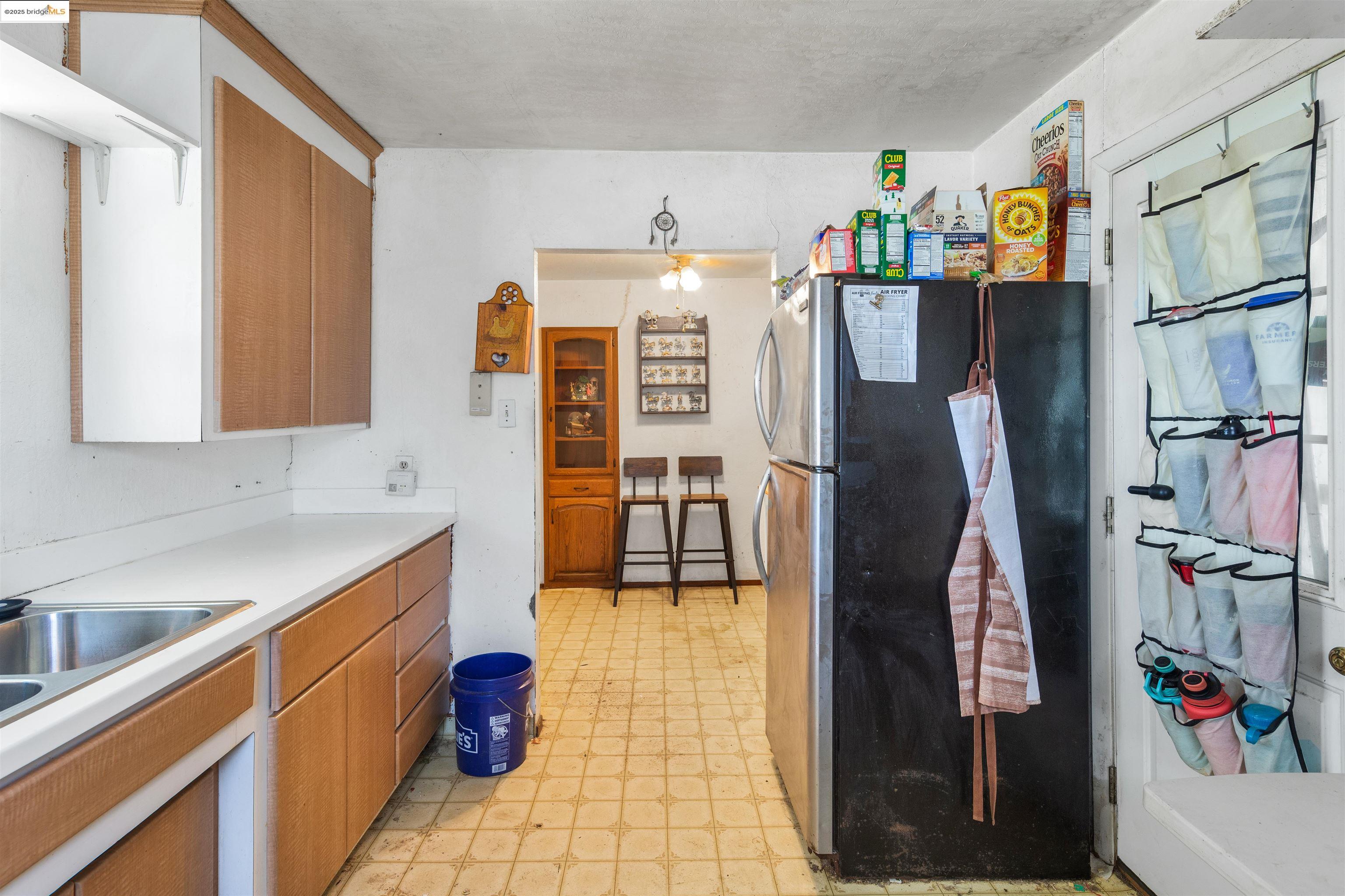 832 W 11Th St